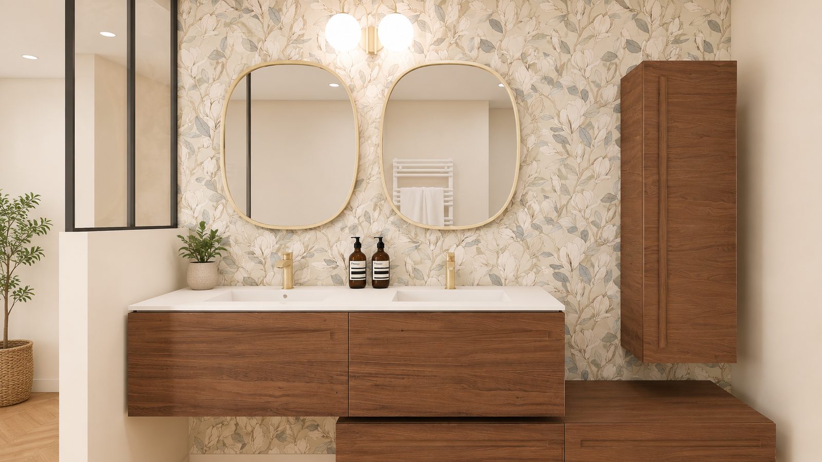 Salle de bains avec double vasque bois, miroirs dorés arrondis et faïence à motif fleuri, projet Ambérieu