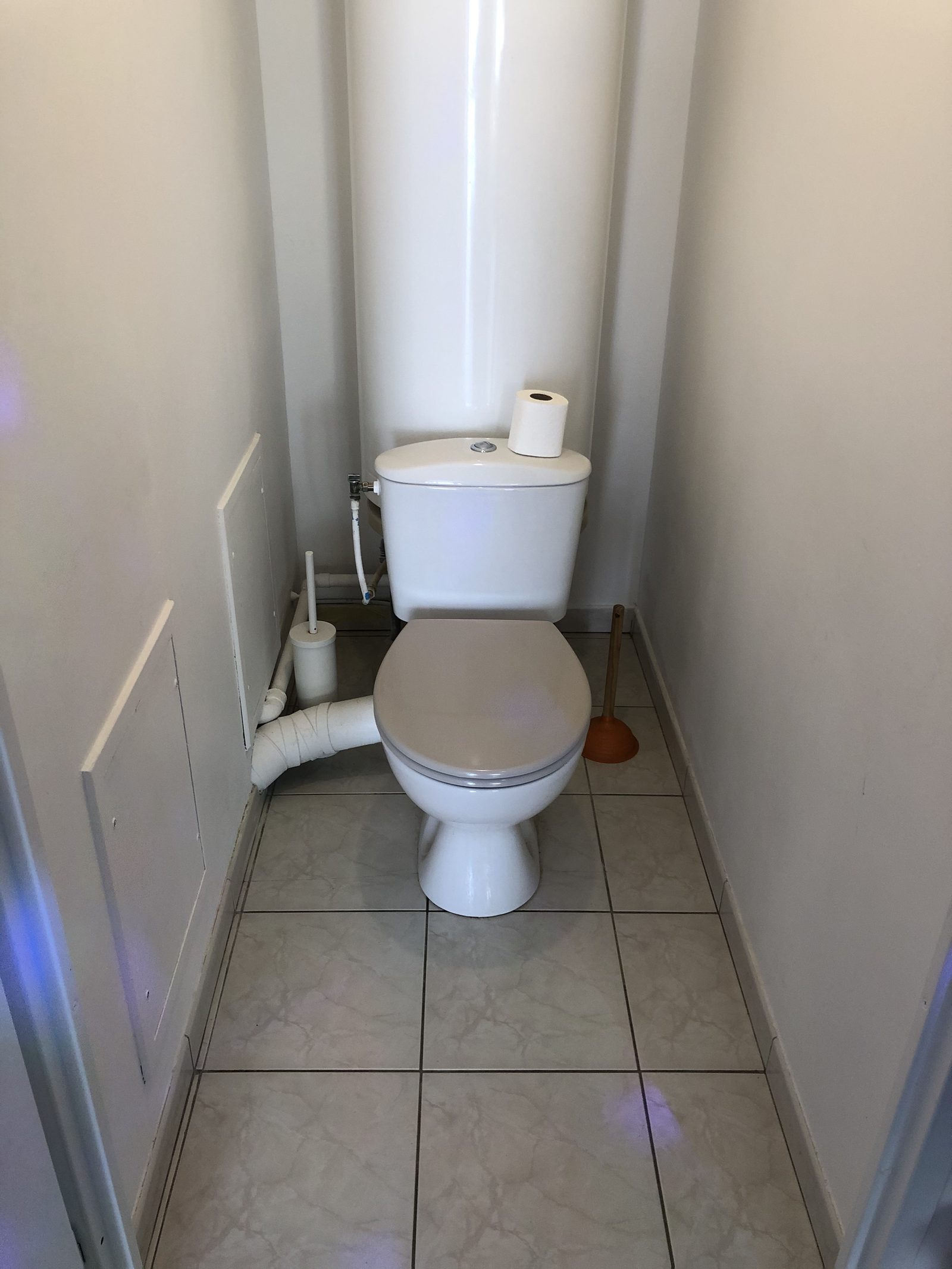 Avant travaux : les WC d'origine, carrelage daté et sanitaire vieillissant, appartement à Lyon 3e