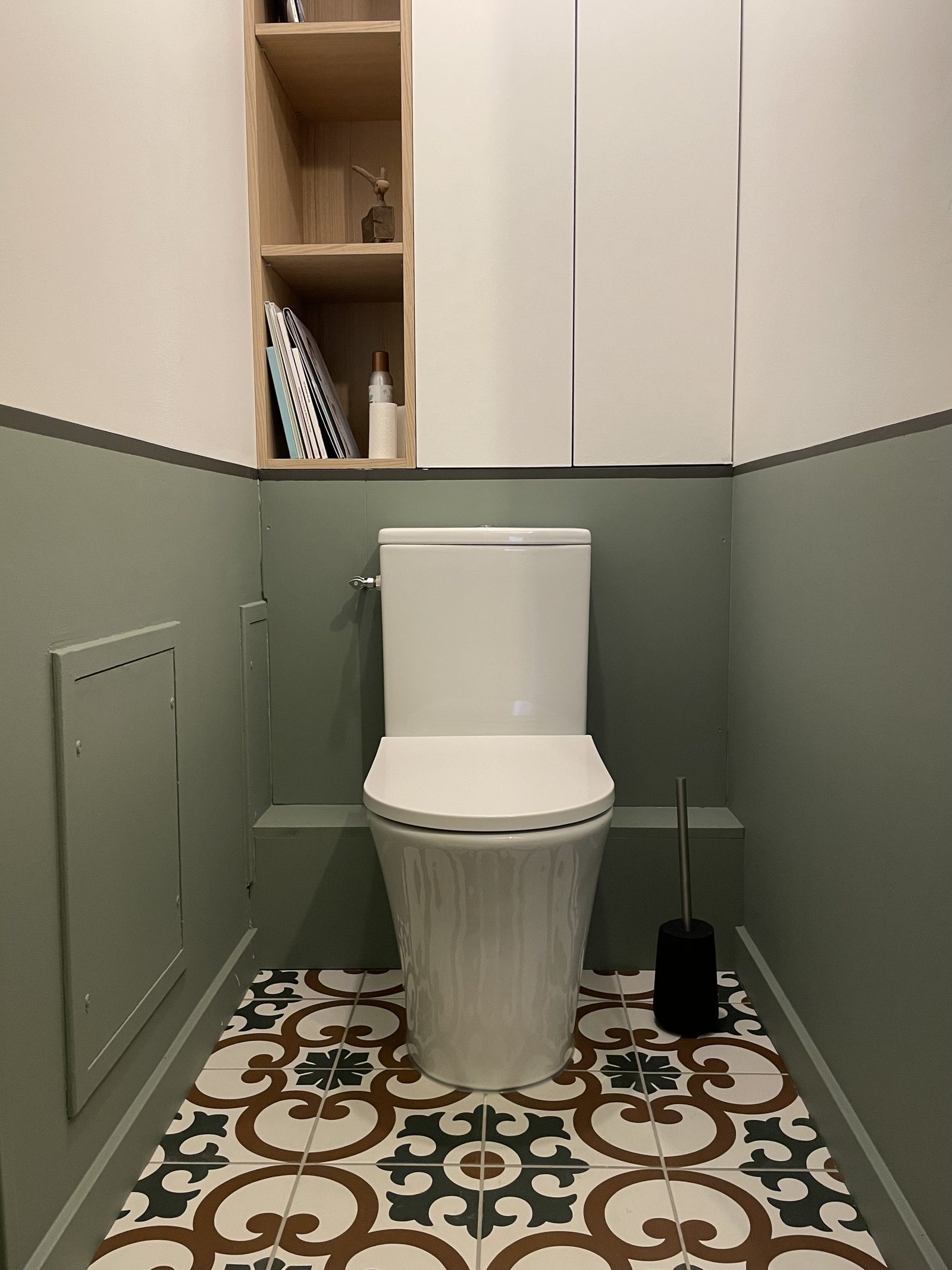 Après rénovation : WC avec soubassement vert, carreaux de ciment et rangements sur-mesure, projet André Philip à Lyon