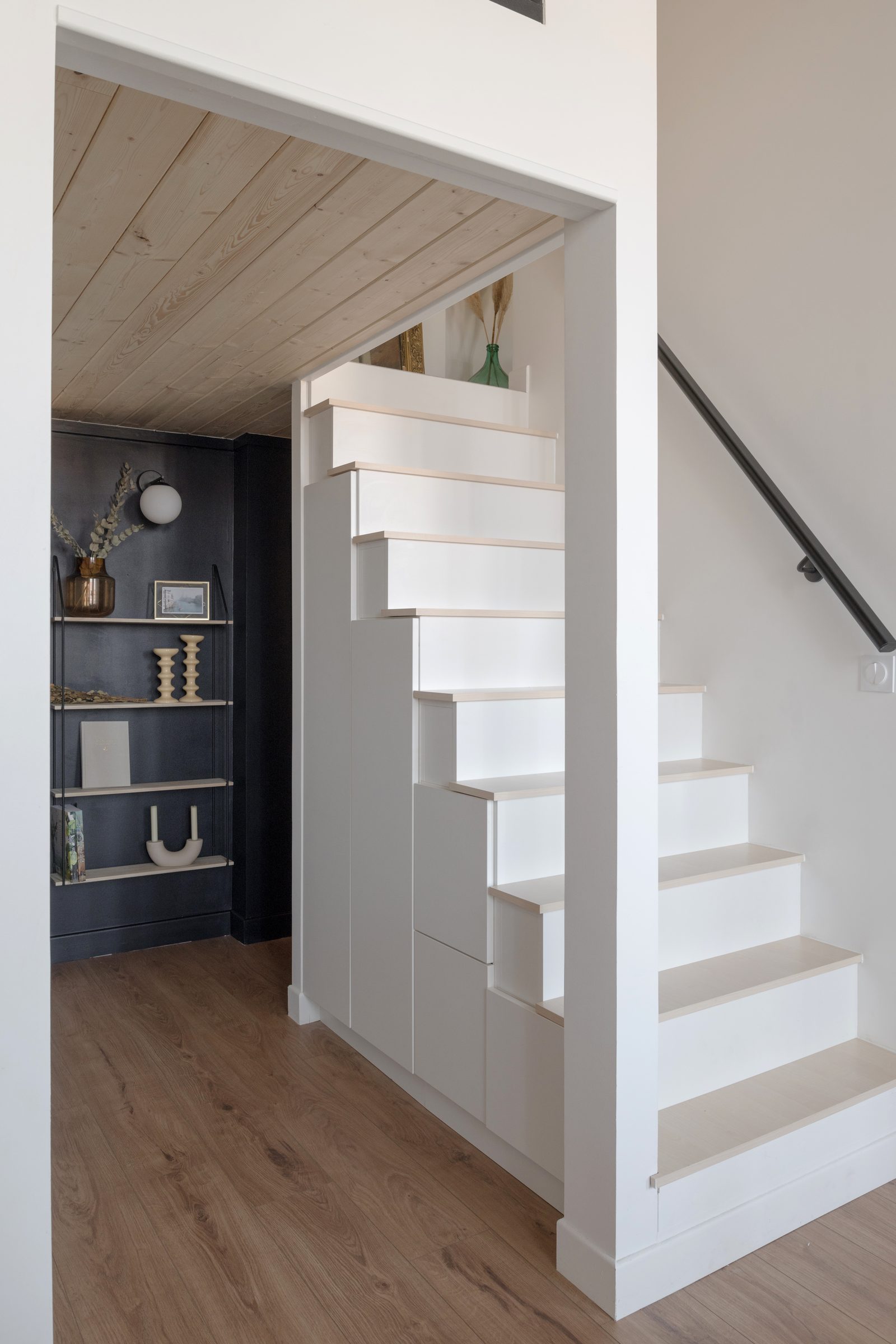 Escalier sur-mesure à marches-tiroirs et rangements dans un appartement à Lyon