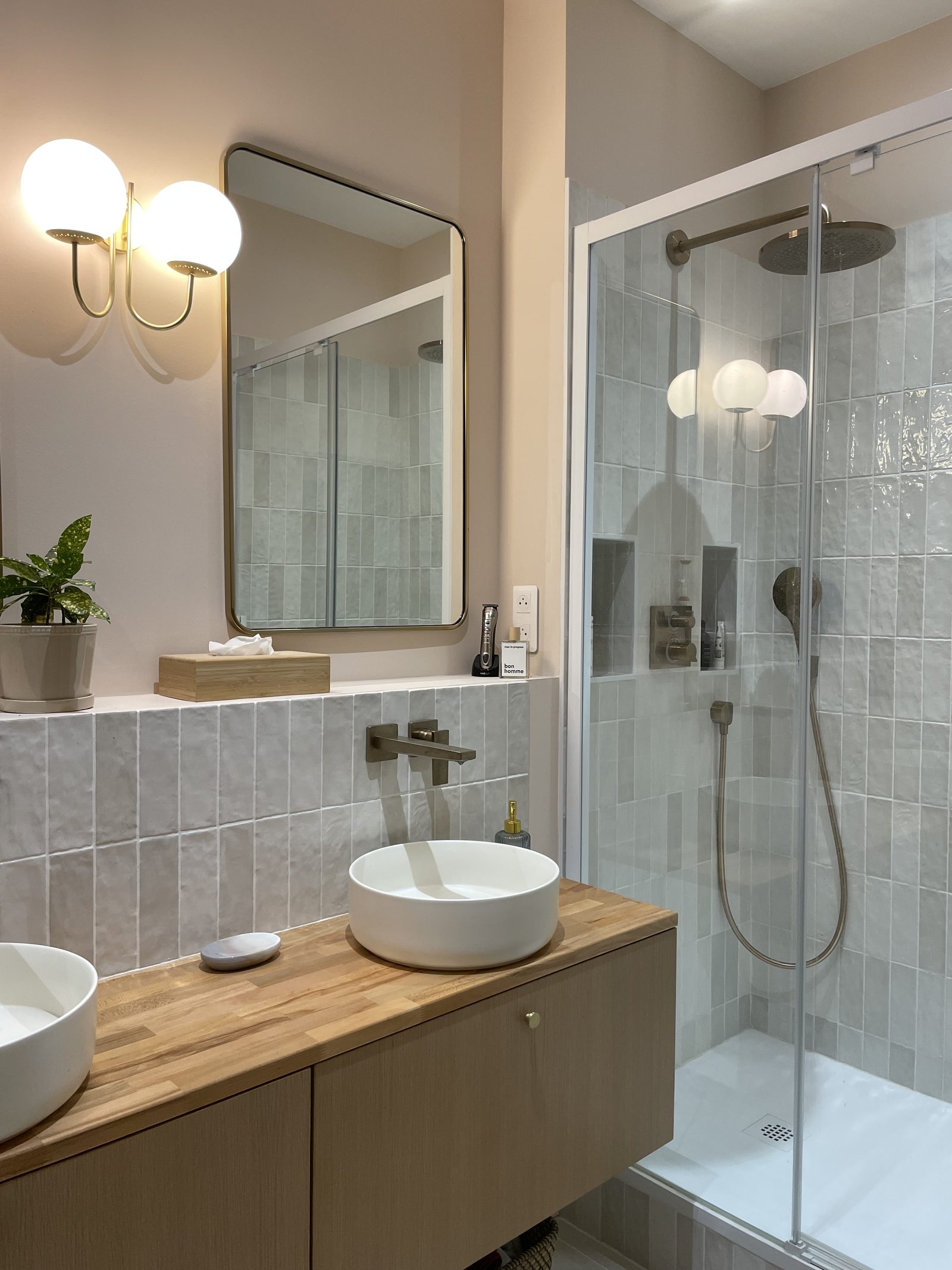 Douche à l'italienne en zellige et meuble en chêne dans la salle de bains rénovée à Villeurbanne