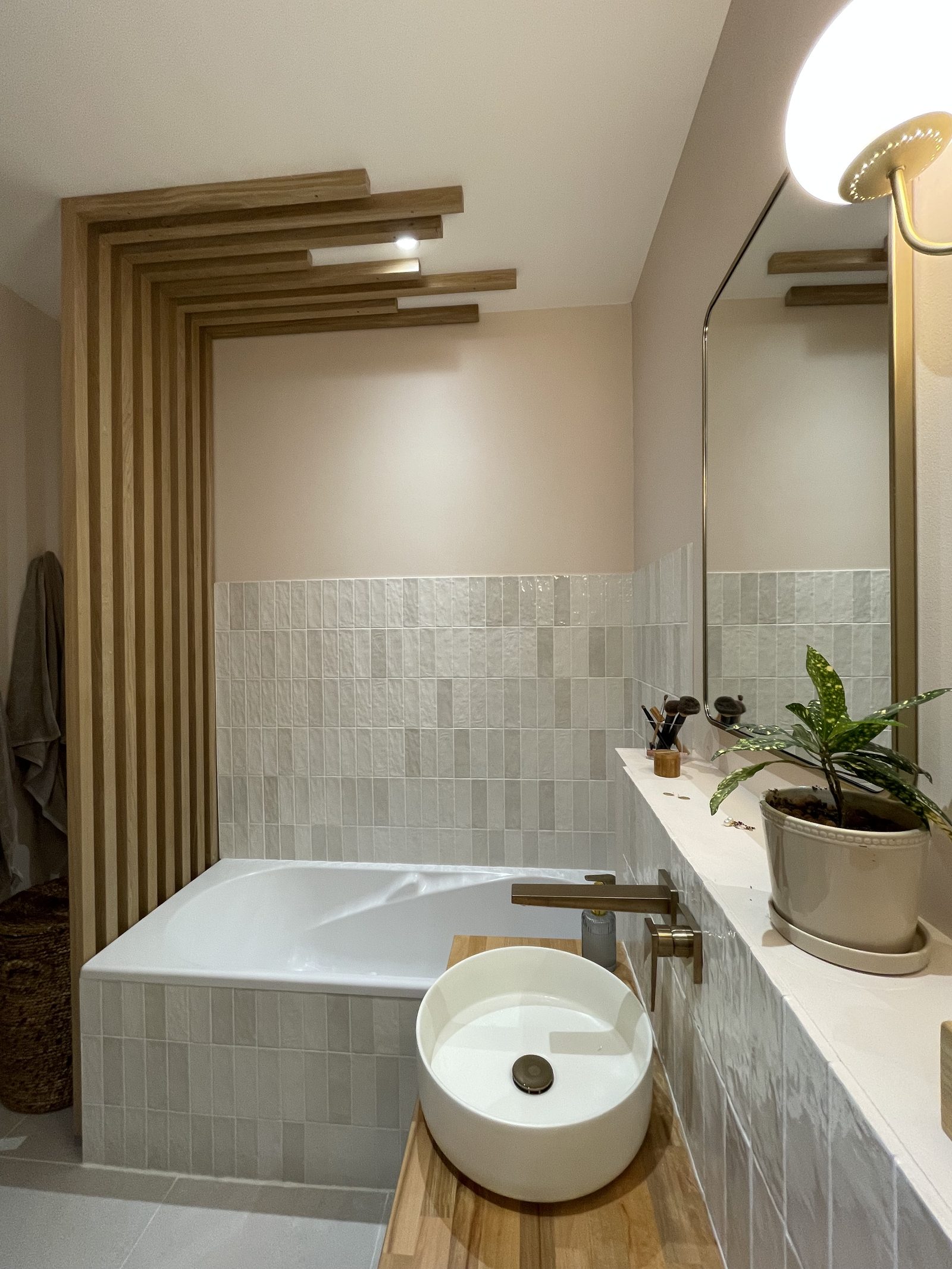 Après : la salle de bains rénovée en zellige, chêne et laiton, avec baignoire et douche, à Villeurbanne