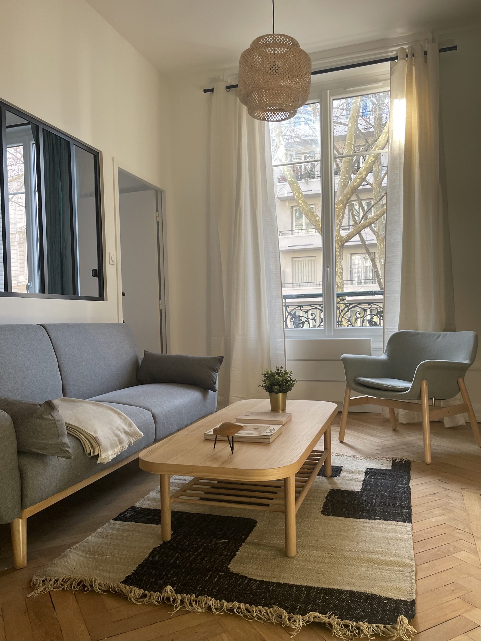 Avant travaux : la pièce de vie à nu, vieilles portes et cheminée en marbre, appartement à Lyon