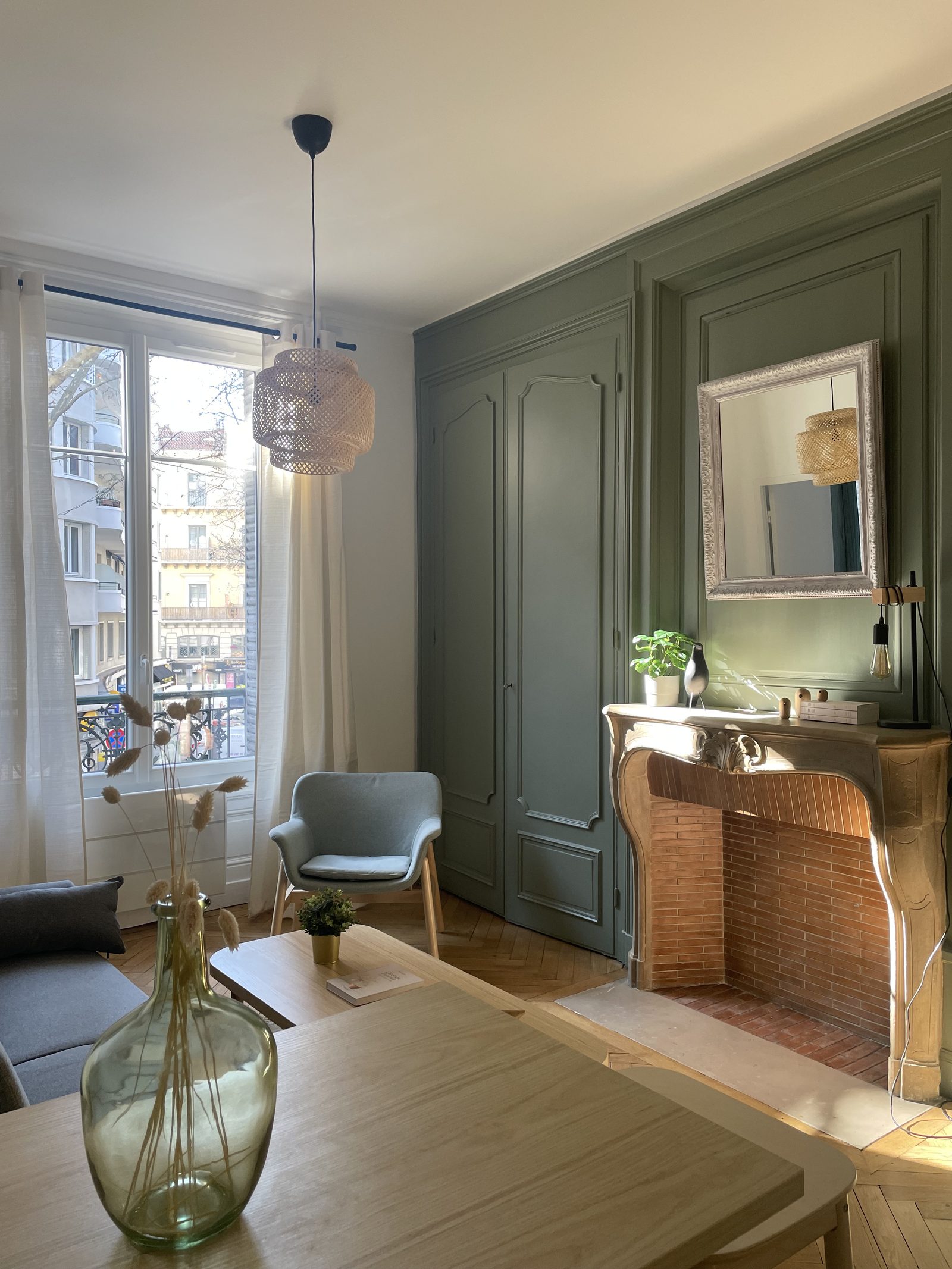 Étape de chantier de la rénovation, murs ouverts et parquet à reprendre, appartement à Lyon