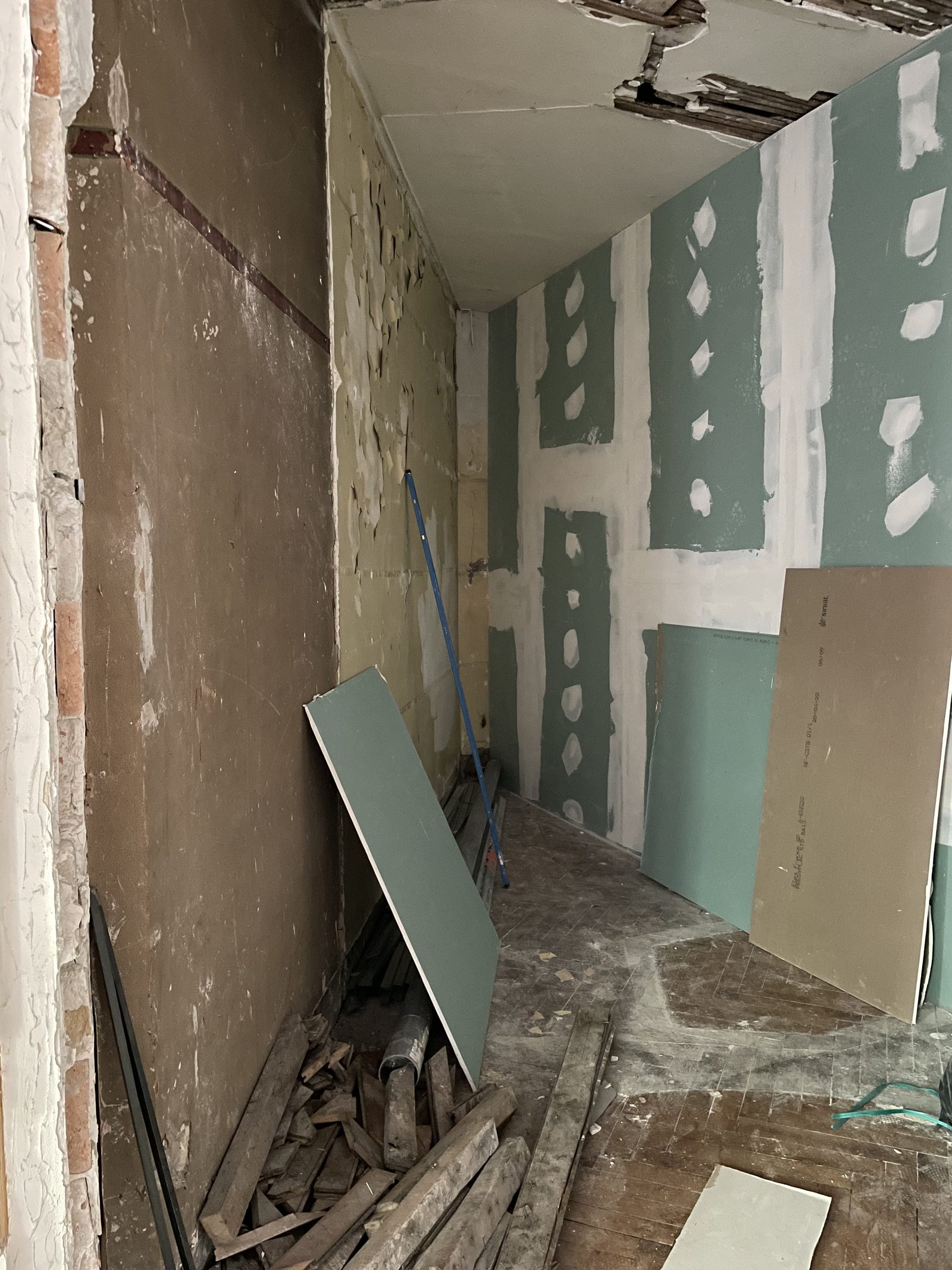 Douche optimisée dans l'angle étroit de la salle de bains, location meublée à Lyon