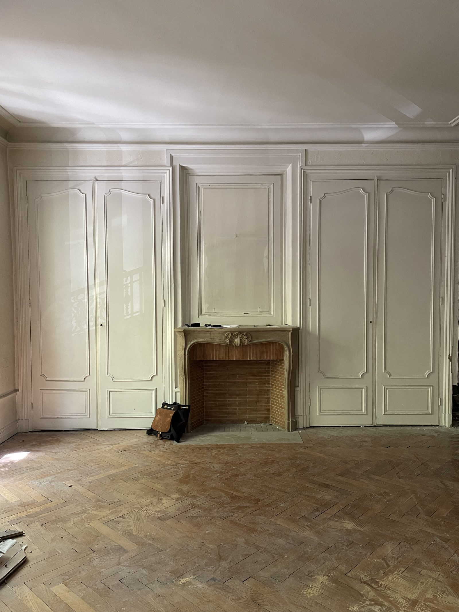 Salle de bains rénovée en zellige clair et bois avec baignoire et vasque ronde, location meublée à Lyon