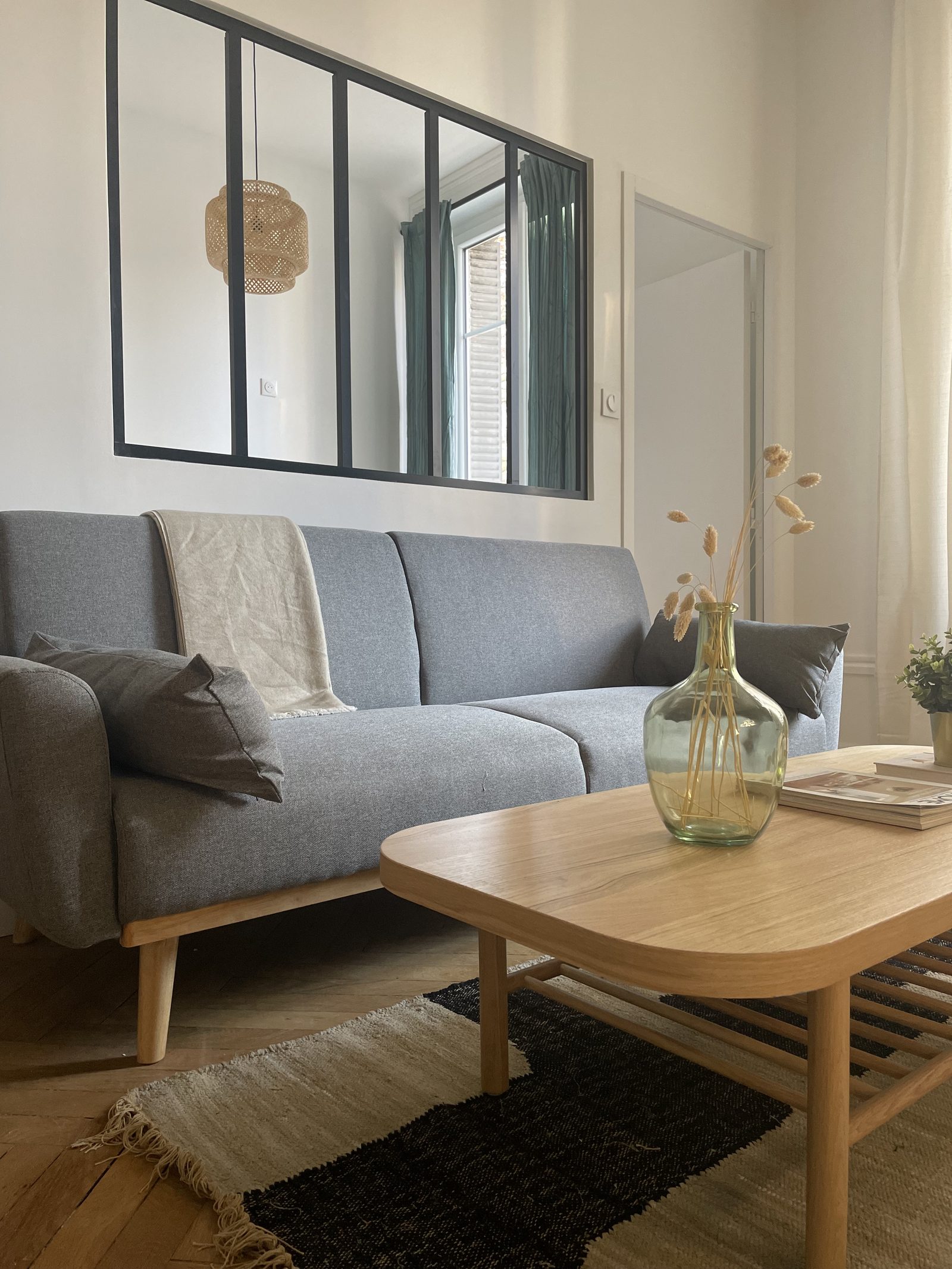 Après : le séjour habillé de vert avec cheminée restaurée et verrière, appartement à Lyon