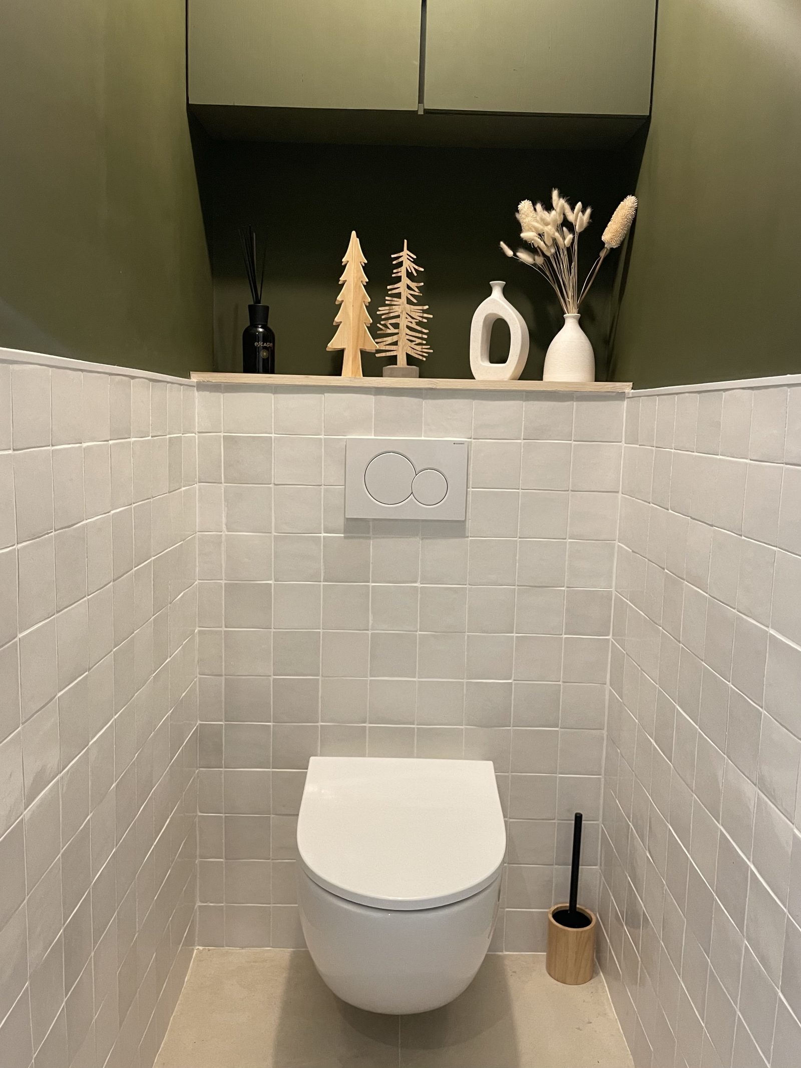 Coin WC avec soubassement carrelé clair, mur vert olive et tablette en bois, projet Jean Moulin à Lyon
