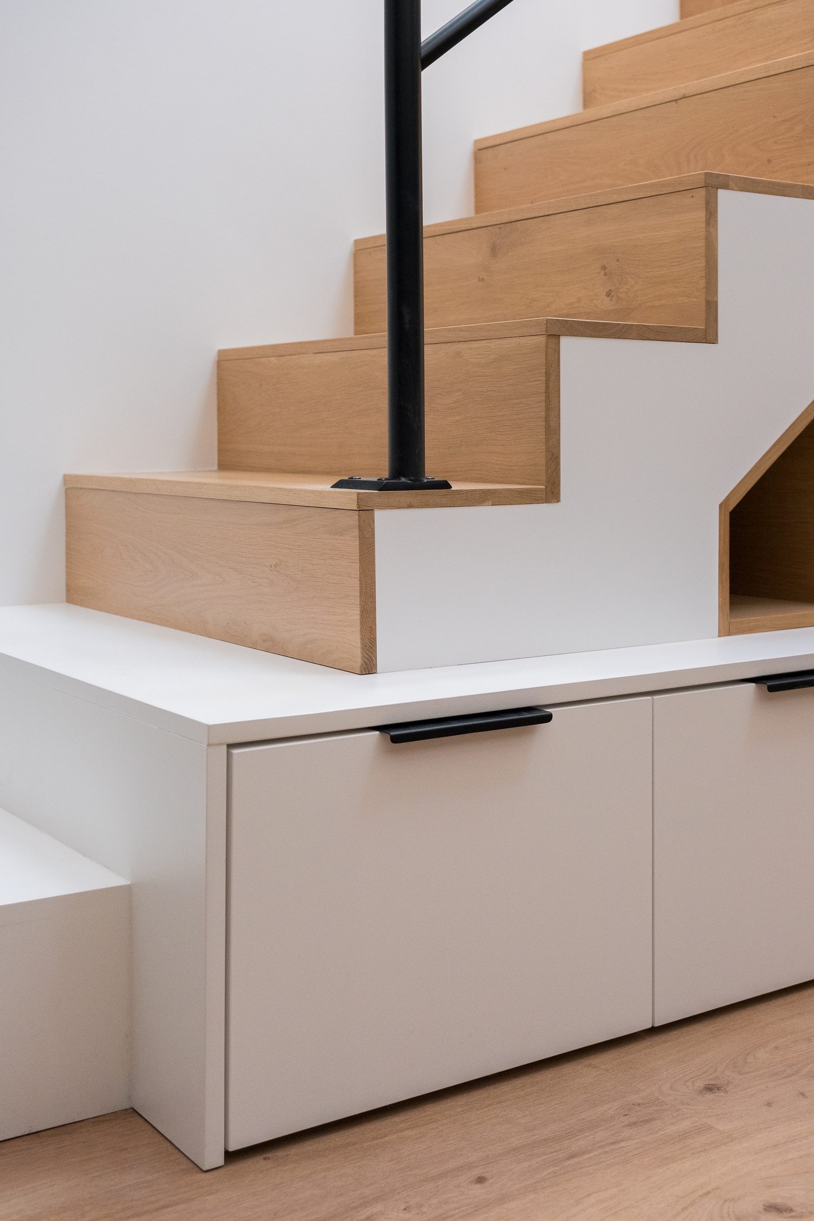Après : le nouvel escalier sur-mesure en chêne clair avec tiroirs et cave à vin intégrés, duplex à Villeurbanne