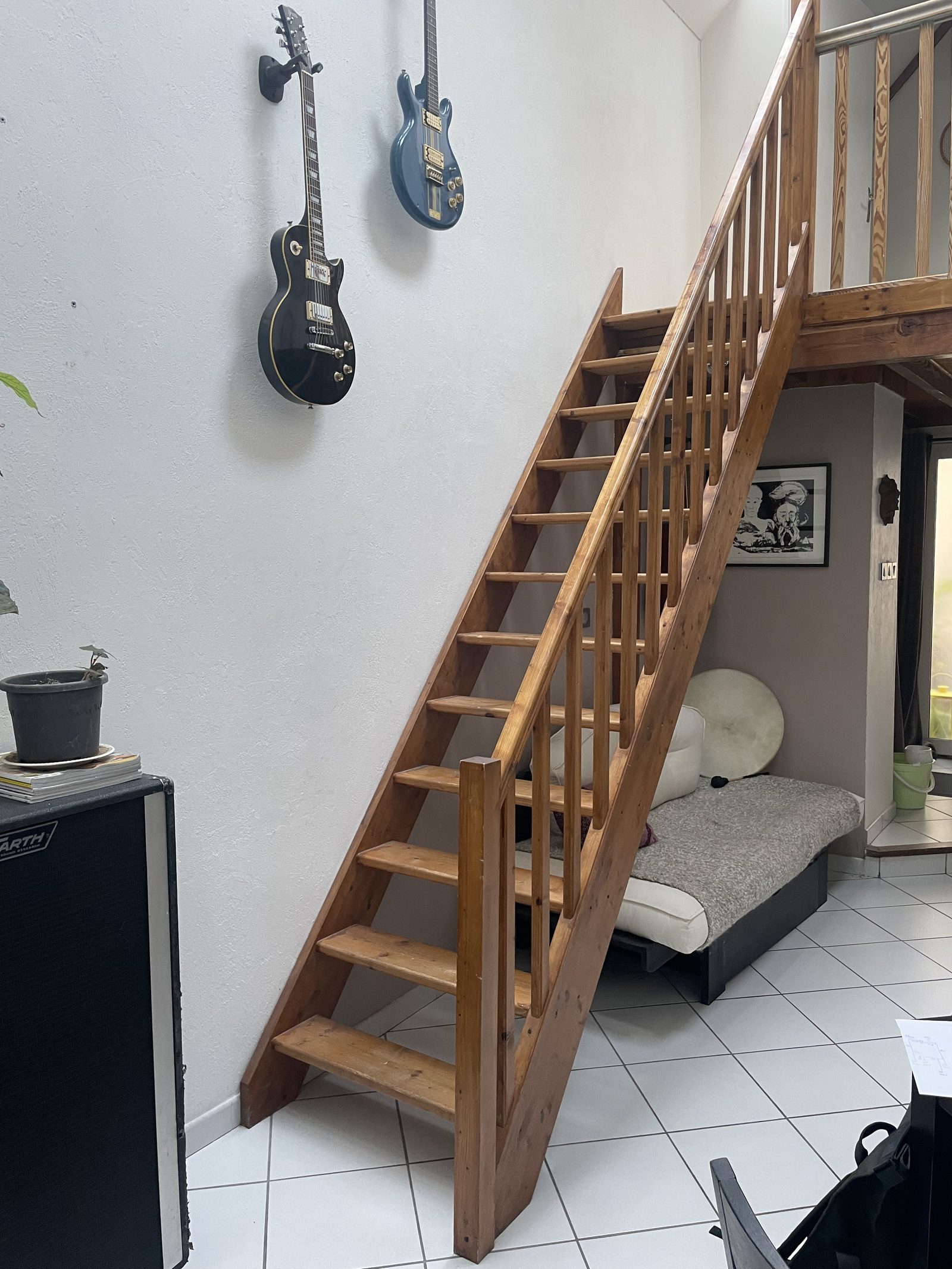 Avant travaux : l'ancien escalier droit en bois verni du duplex à Villeurbanne