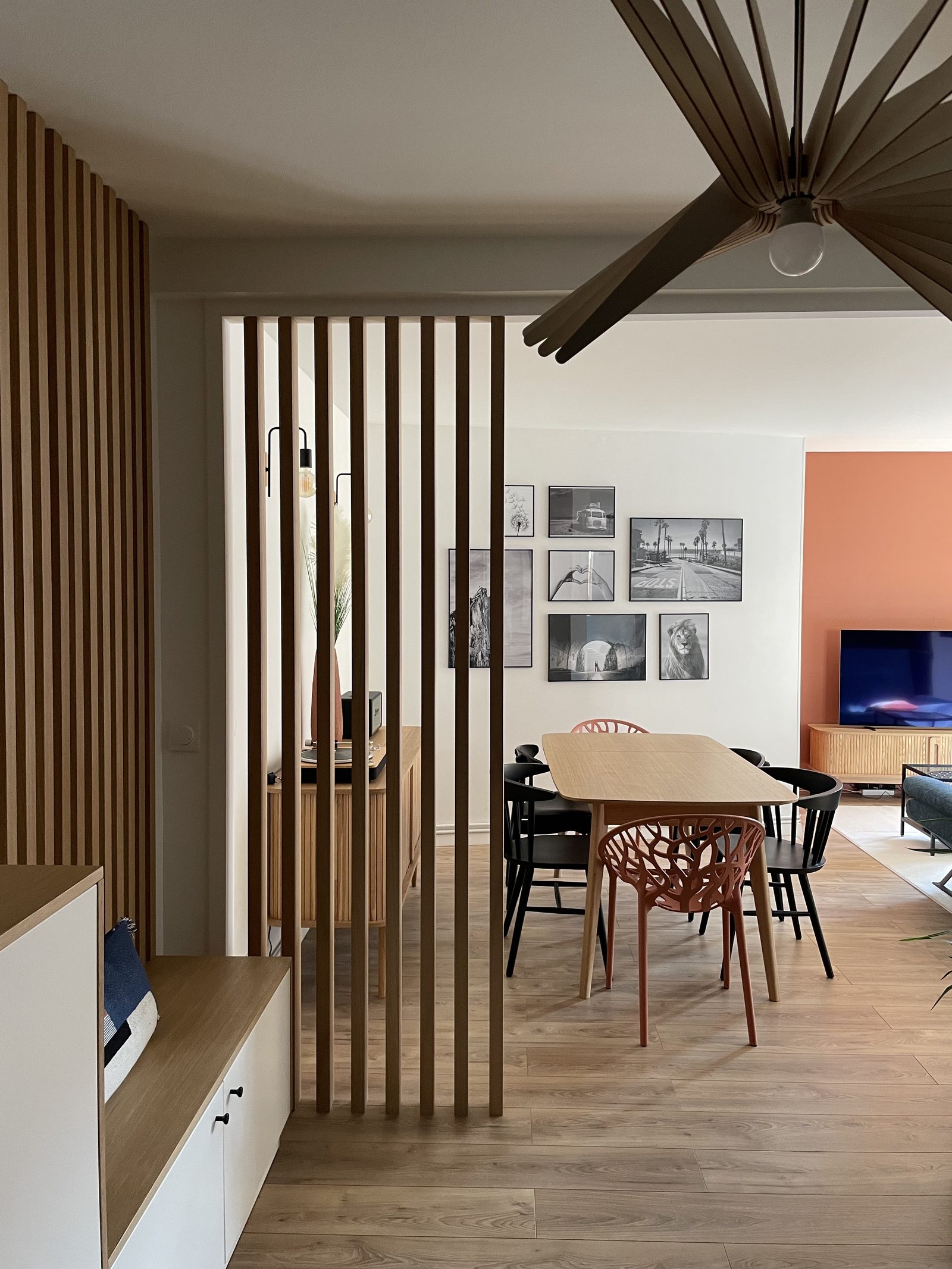 Bureau sur-mesure avec plan de travail en bois, rangements et étagères dans un encadrement en tasseaux, appartement à Villefranche