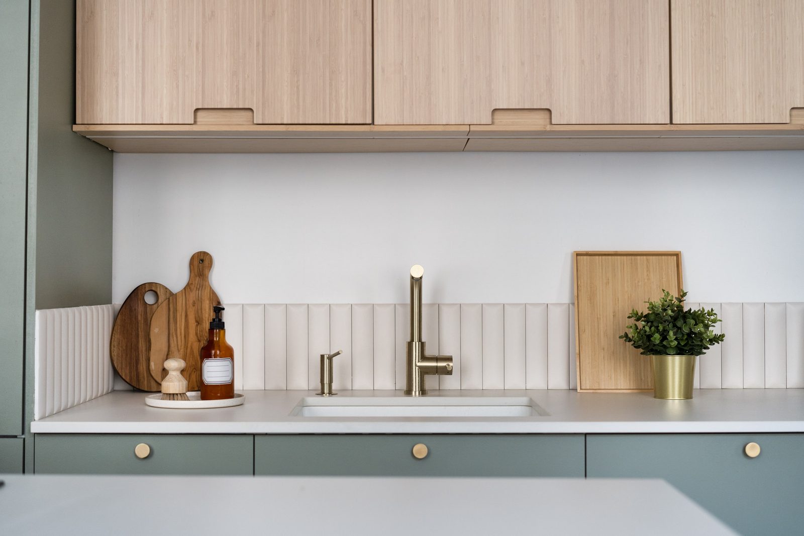 Cuisine compacte en deux linéaires dans un deux-pièces à Lyon
