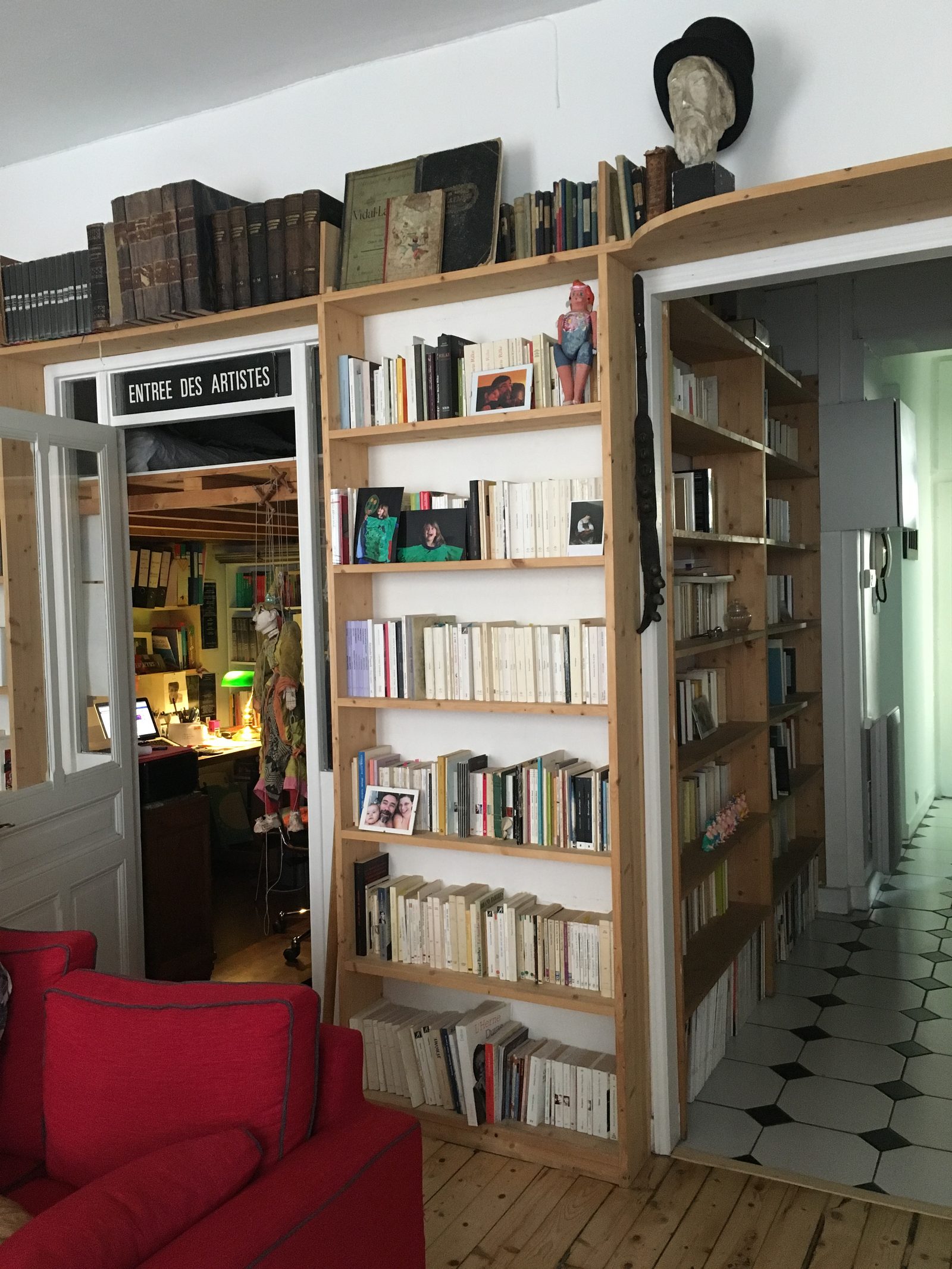Avant travaux : l'ancienne bibliothèque en bois et le sol carrelé de l'appartement à la Guillotière