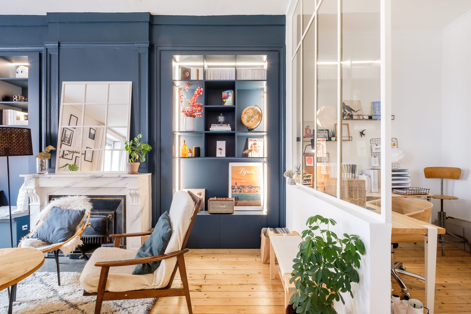 Bibliothèque sur-mesure Hague Blue avec bandeaux LED et fauteuil vintage, appartement à la Guillotière