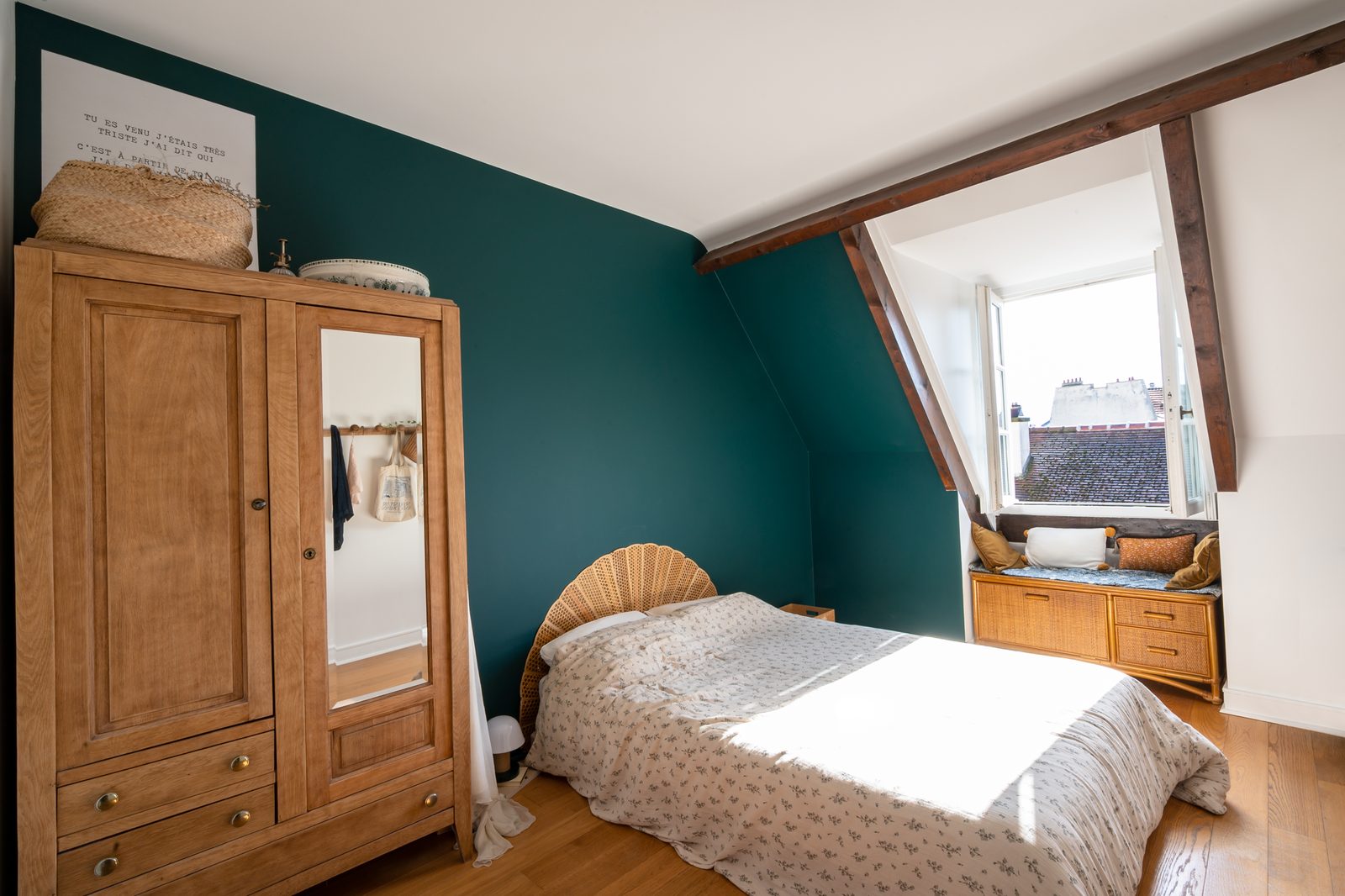 Chambre au mur vert profond avec armoire ancienne sous la pente du toit, Saint-Germain-en-Laye