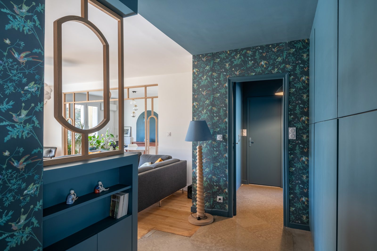 Entrée avec papier peint botanique bleu et console laquée bleu, appartement à Lyon 3e