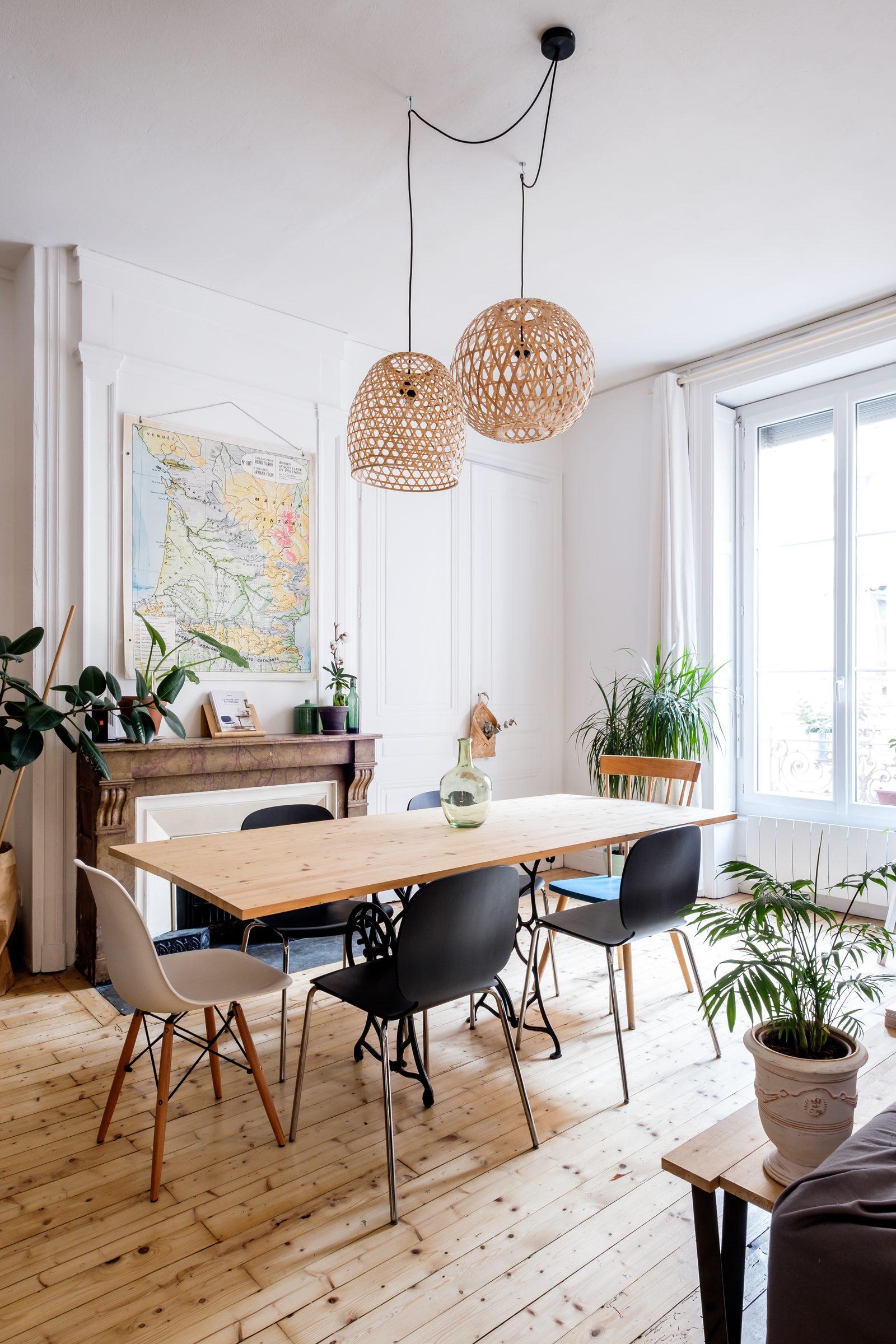 Suspension en rotin au-dessus d'une table dans un salon à Lyon