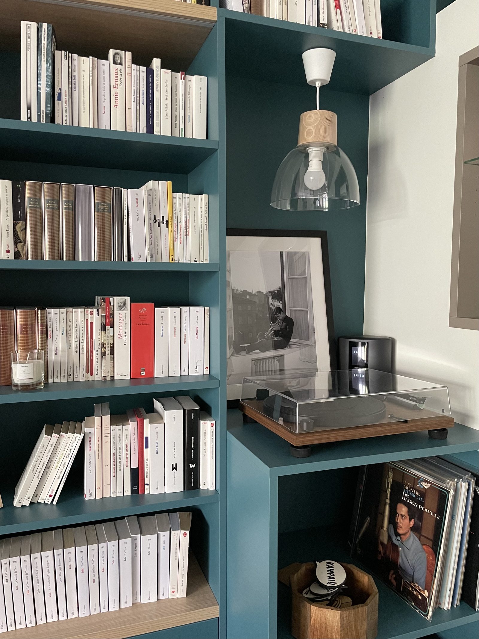 Détail des rayonnages bleu canard avec platine vinyle, projet Teppaz à Lyon