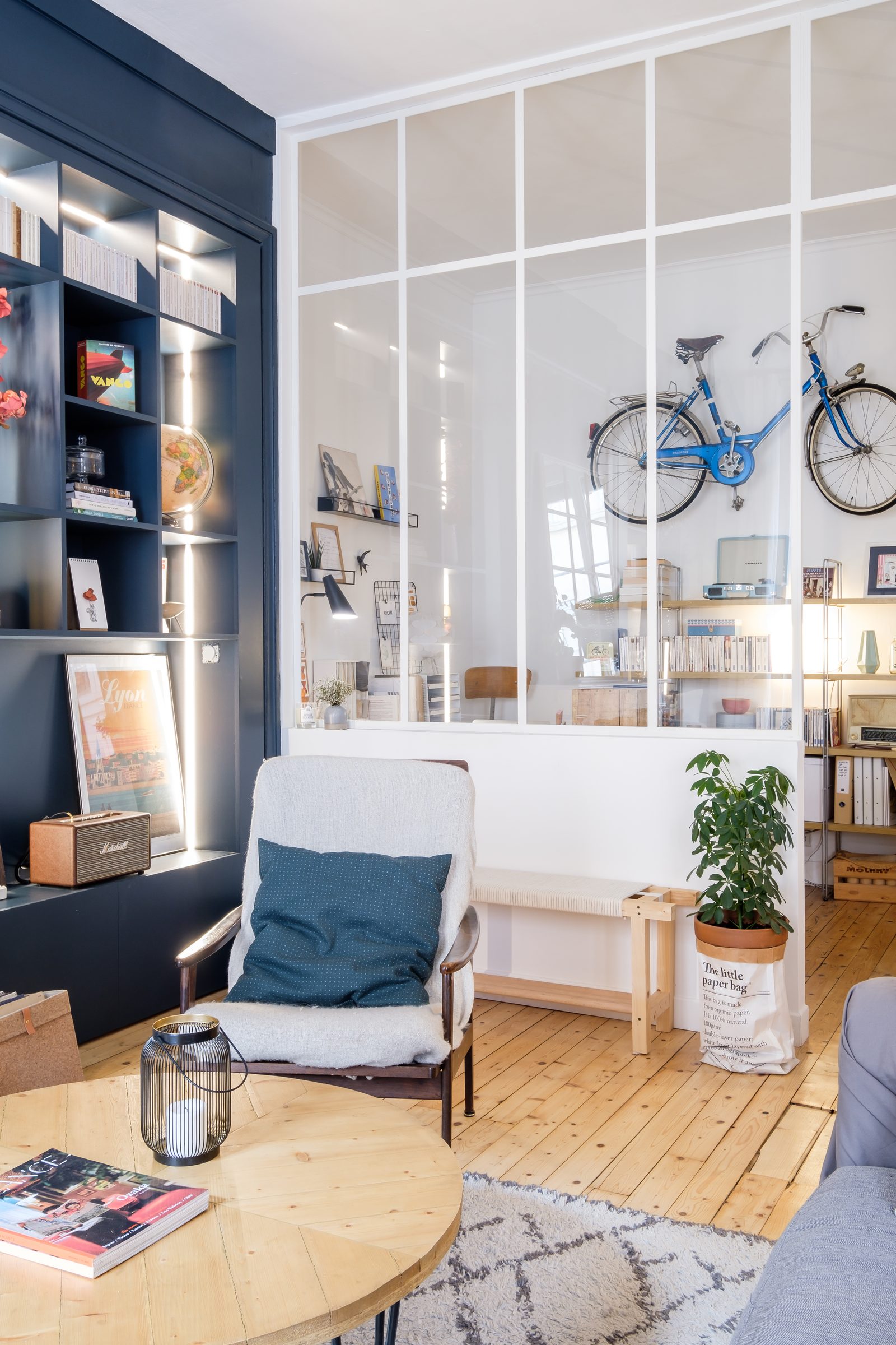 Verrière blanche d'atelier séparant un salon à Lyon
