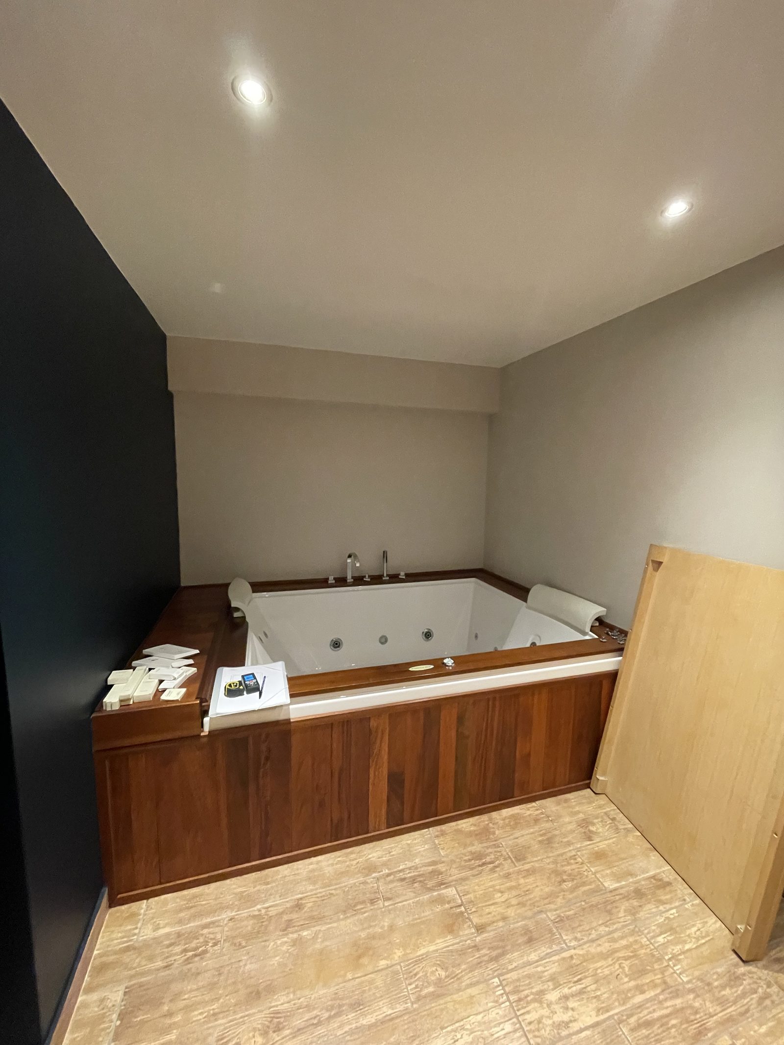 Avant travaux : l'ancien jacuzzi encastré dans son coffrage en bois, pièce d'eau à Montchat