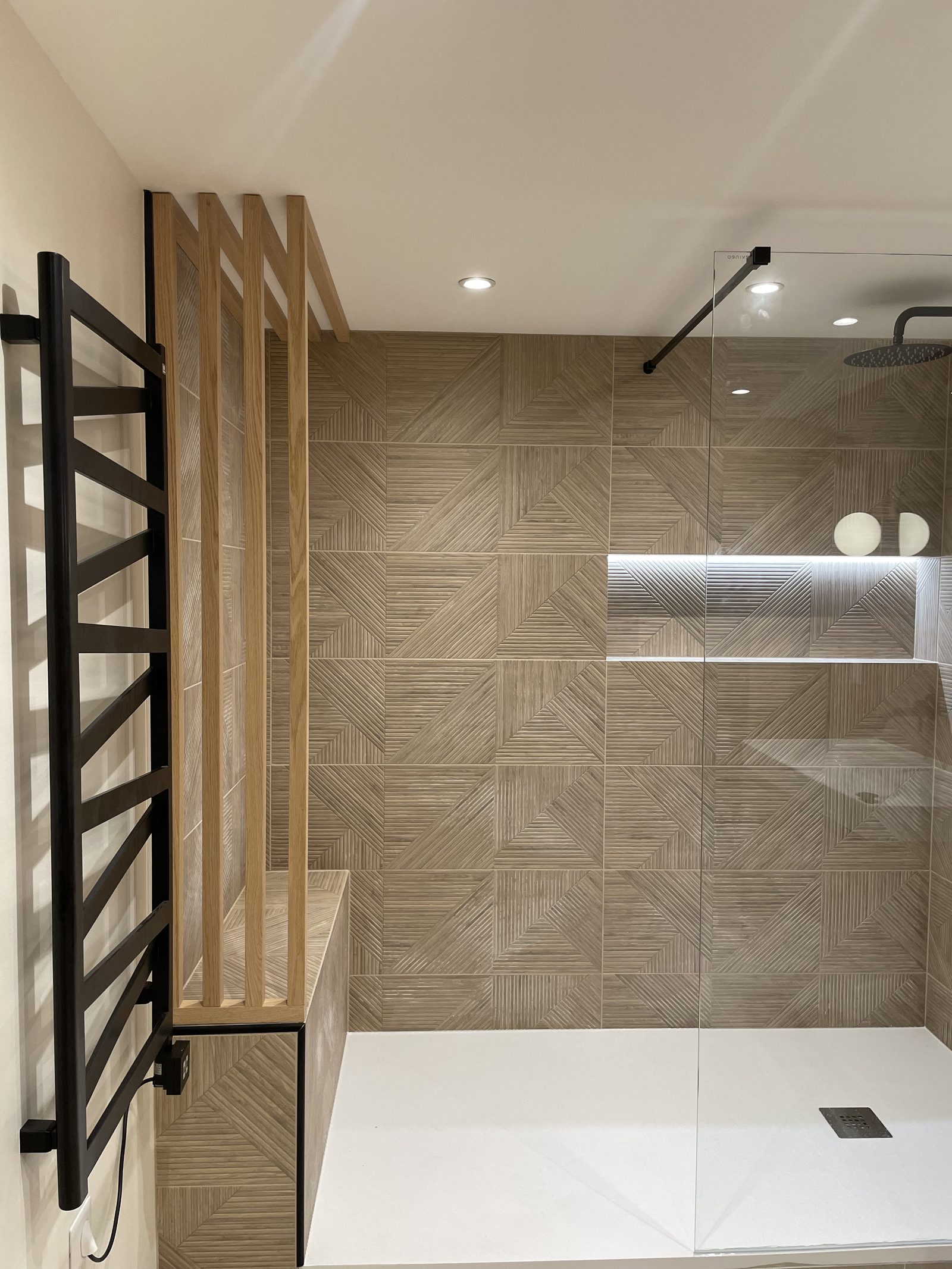 Pendant le chantier : dépose du jacuzzi et pose du carrelage effet bois de la douche à Montchat