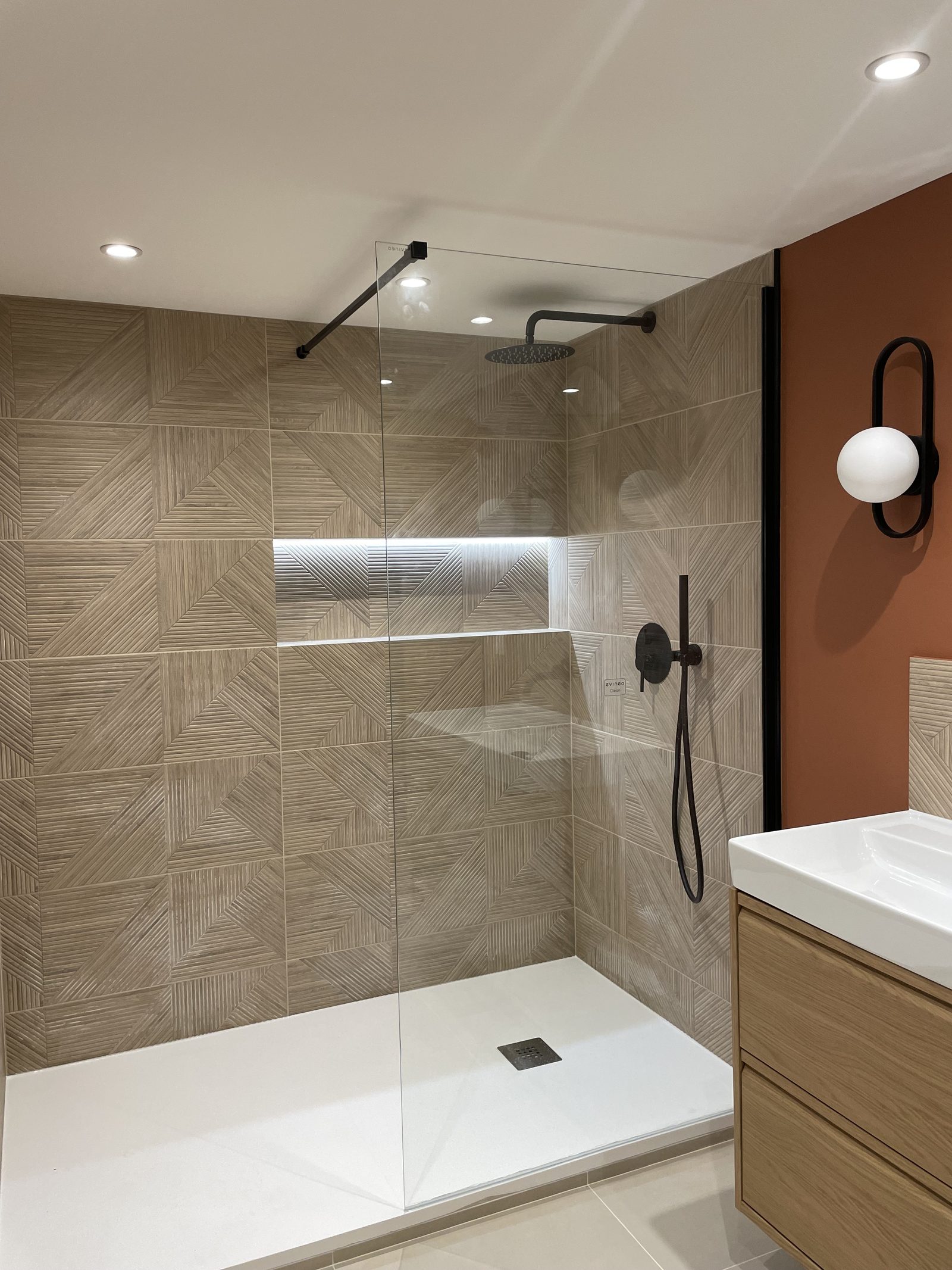 Après : douche à l'italienne XXL en carrelage effet bois et robinetterie noire, salle de bains à Montchat