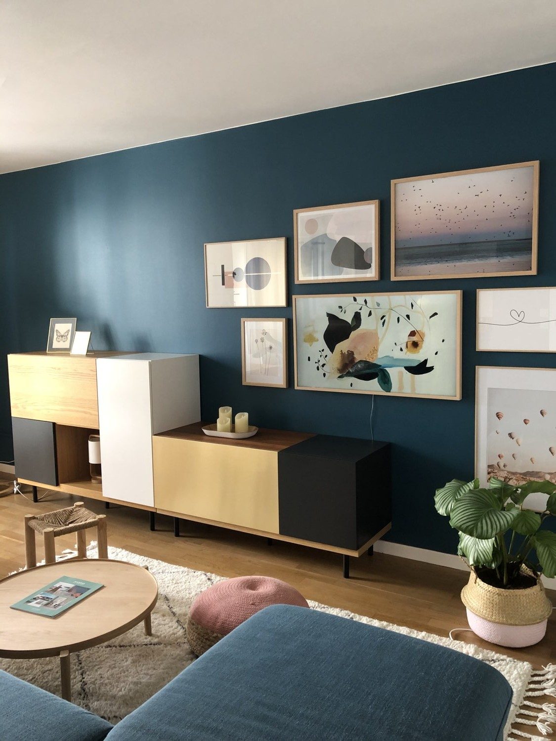 Pan de mur en papier peint à motif végétal dans un salon lumineux
