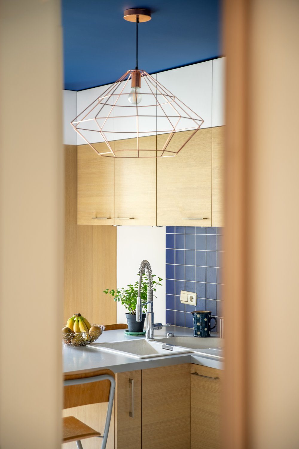 Cuisine bois et faïence bleue de l'appartement à Lyon