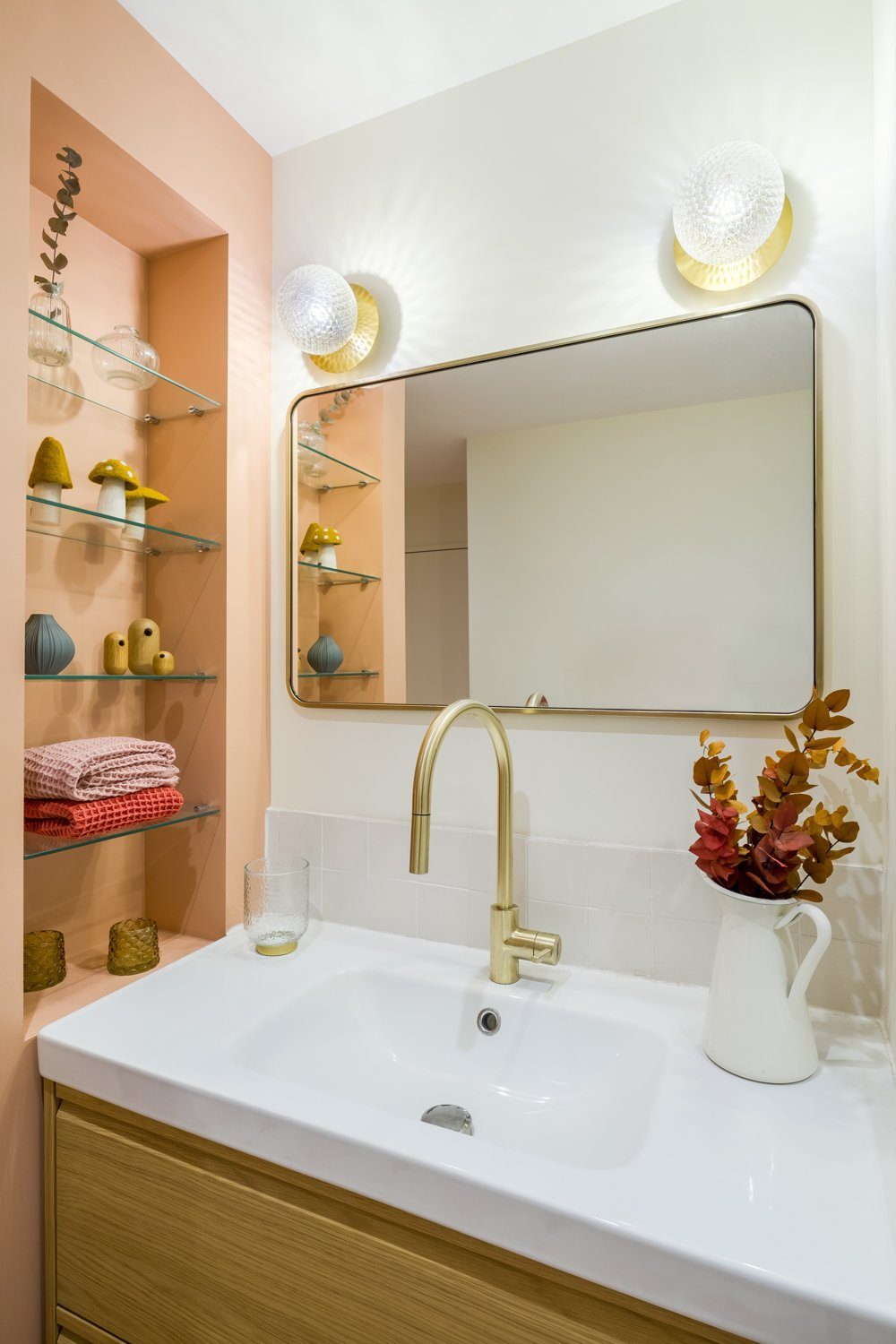 Salle de bain élégante avec robinetterie laiton à Lyon
