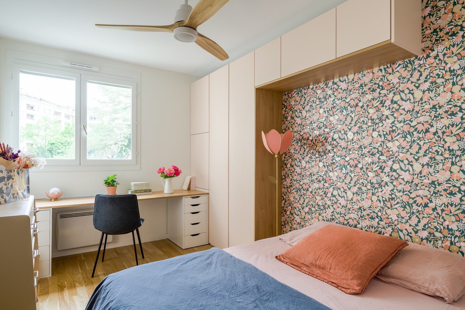 Tête de lit en papier peint et déco murale dans une chambre à Lyon