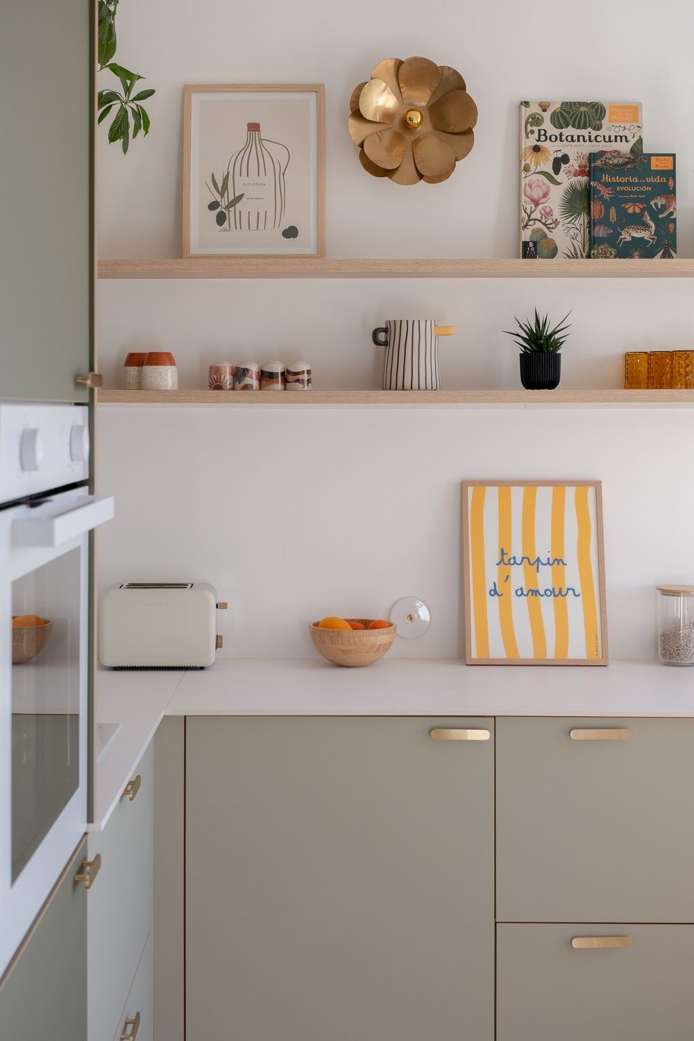 Objets déco et matières naturelles dans un intérieur à Lyon