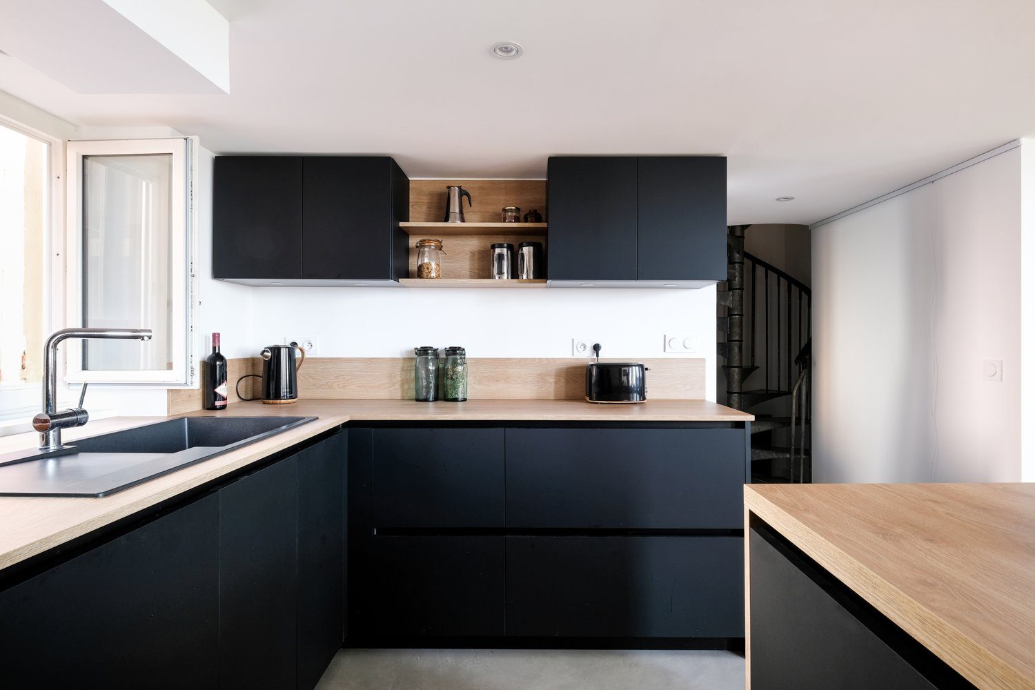 Cuisine noire et bois dans un appartement de Canuts rénové à Lyon