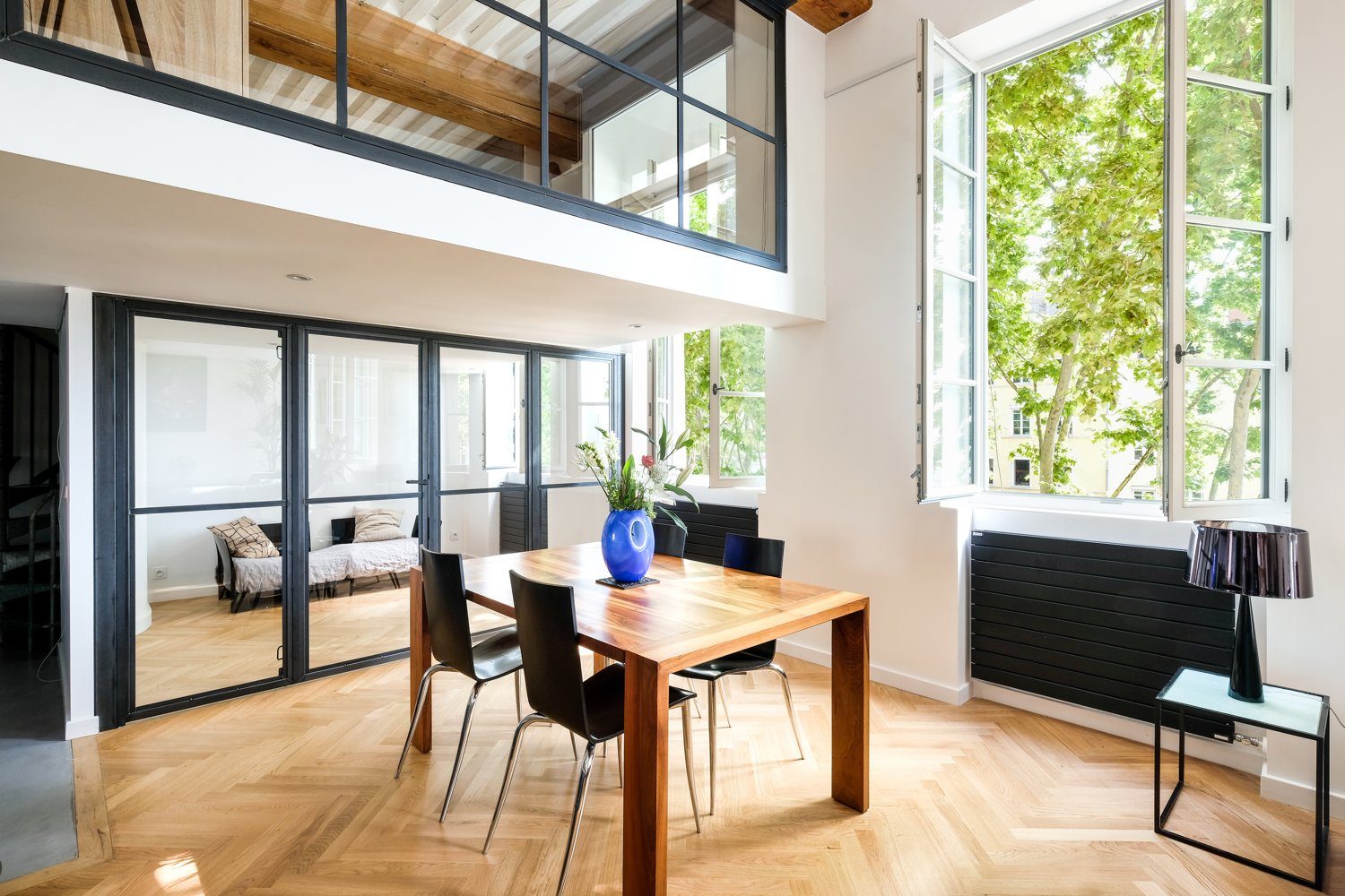 Rangements sur-mesure toute hauteur optimisant l'espace d'un petit studio