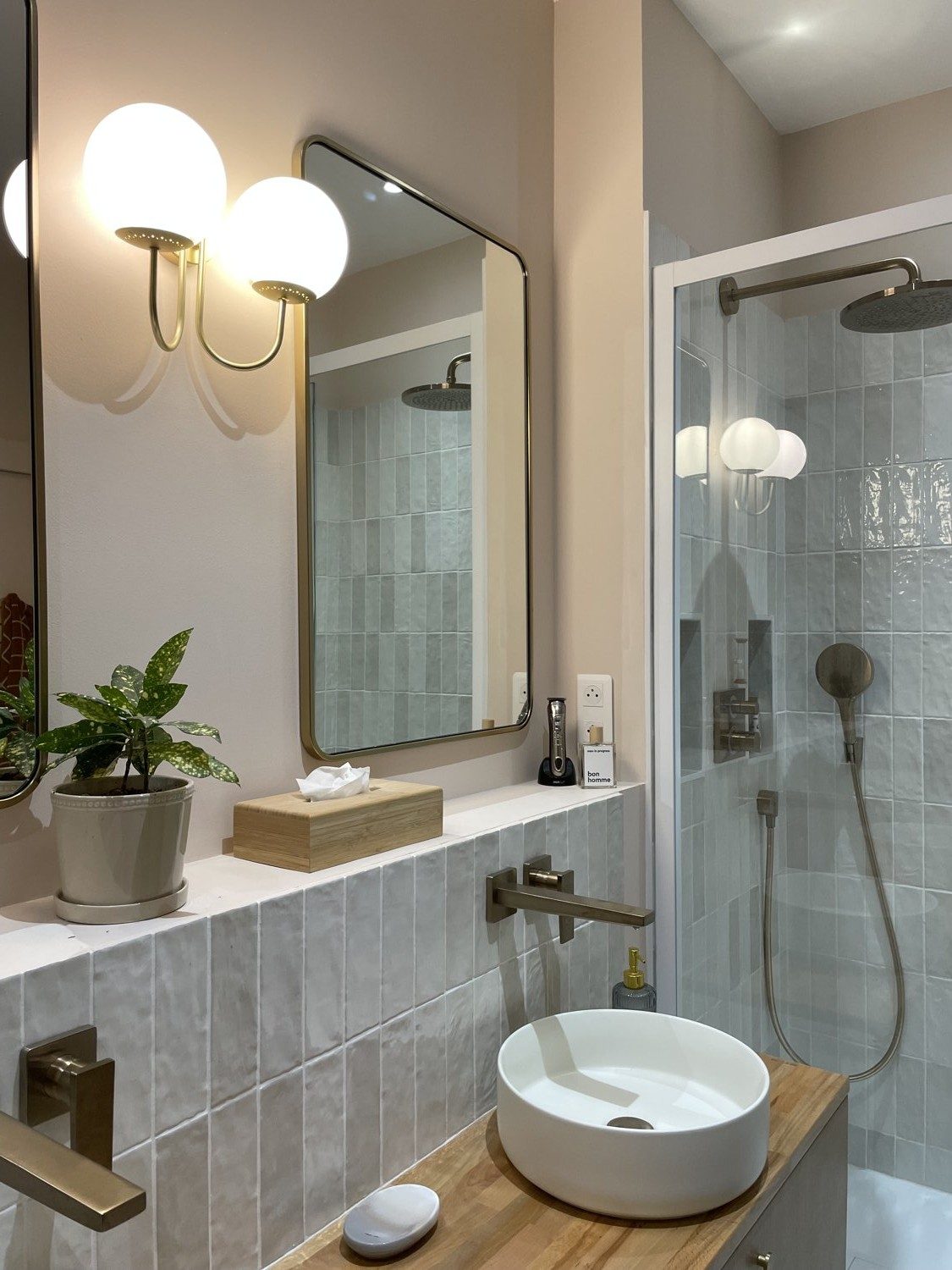 Projet Descartes, salle de bain gris et bois à Lyon