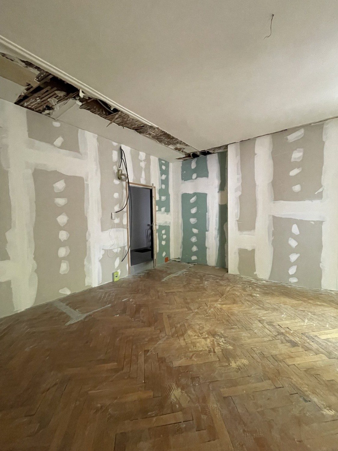 Coin salon aux proportions et à l'éclairage équilibrés dans un appartement à Lyon