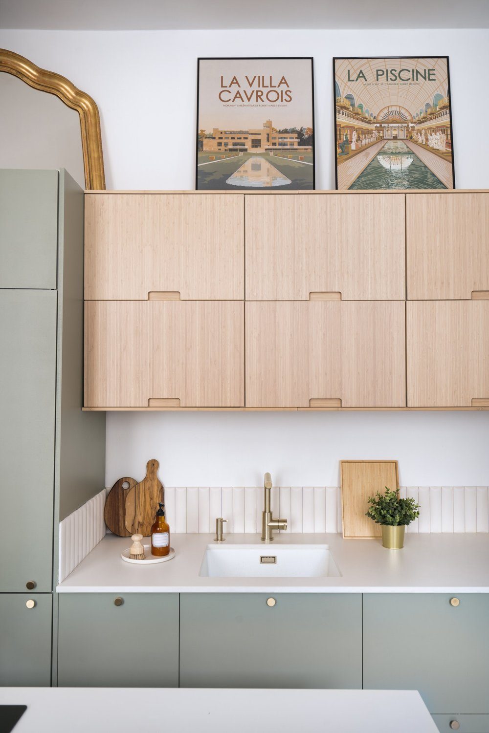Crédence claire et meubles bois dans une cuisine contemporaine à Lyon