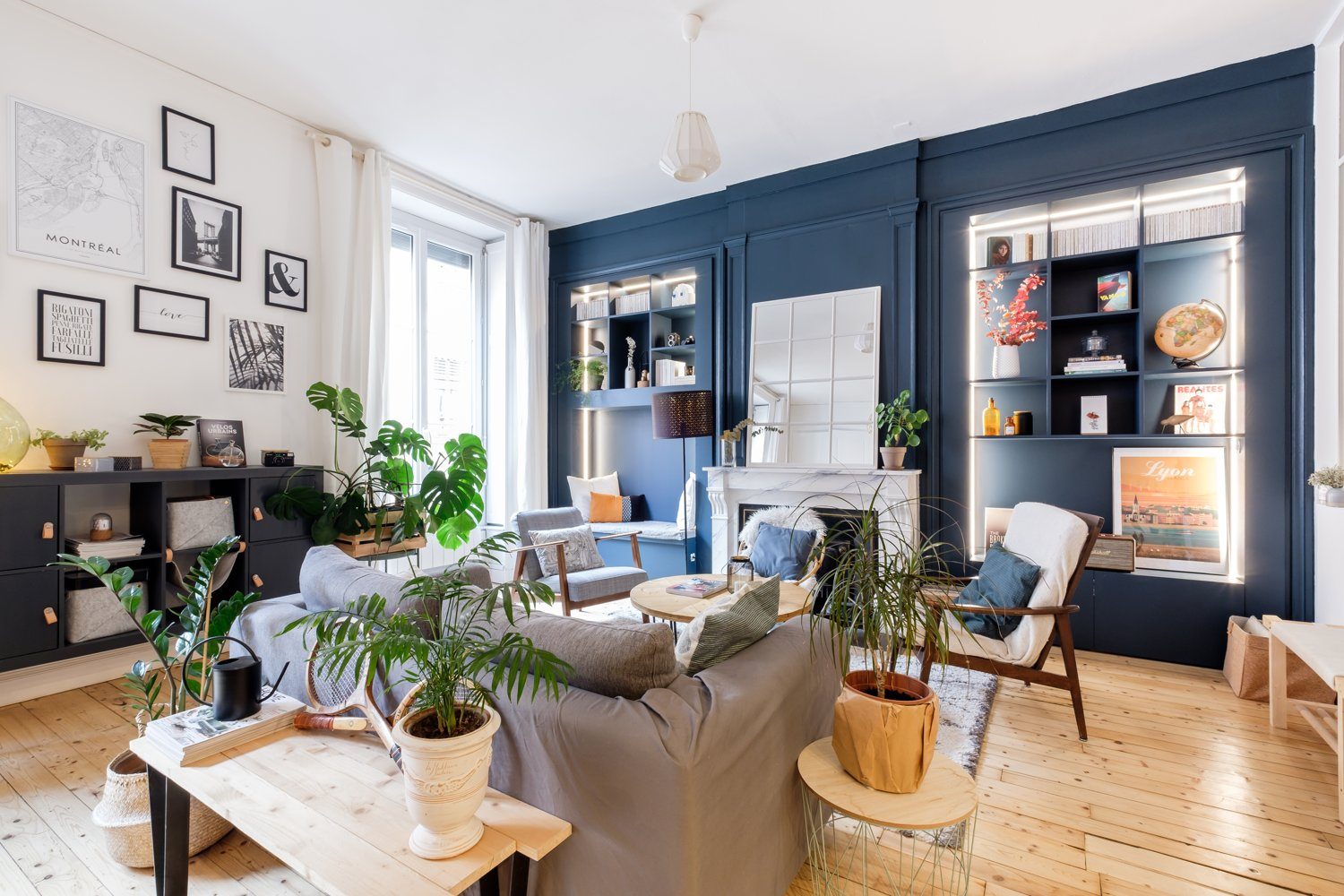 Canapé et fauteuil dans un petit salon lumineux à Lyon