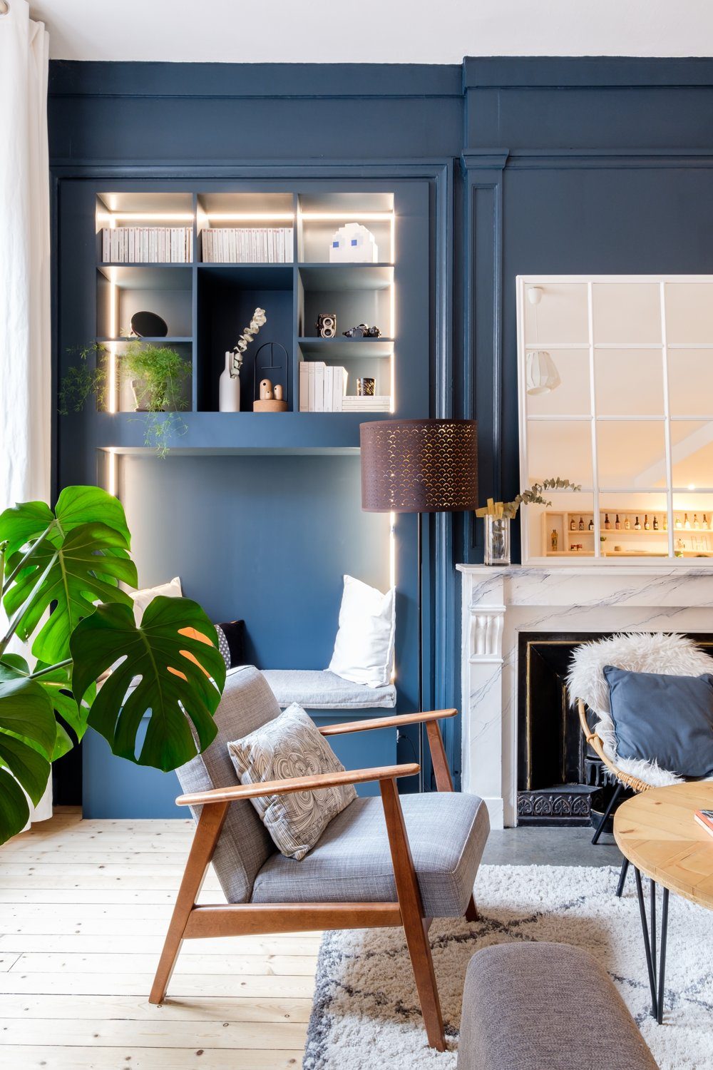 Bibliothèque sur-mesure Hague Blue avec banquette autour d'une cheminée à Lyon