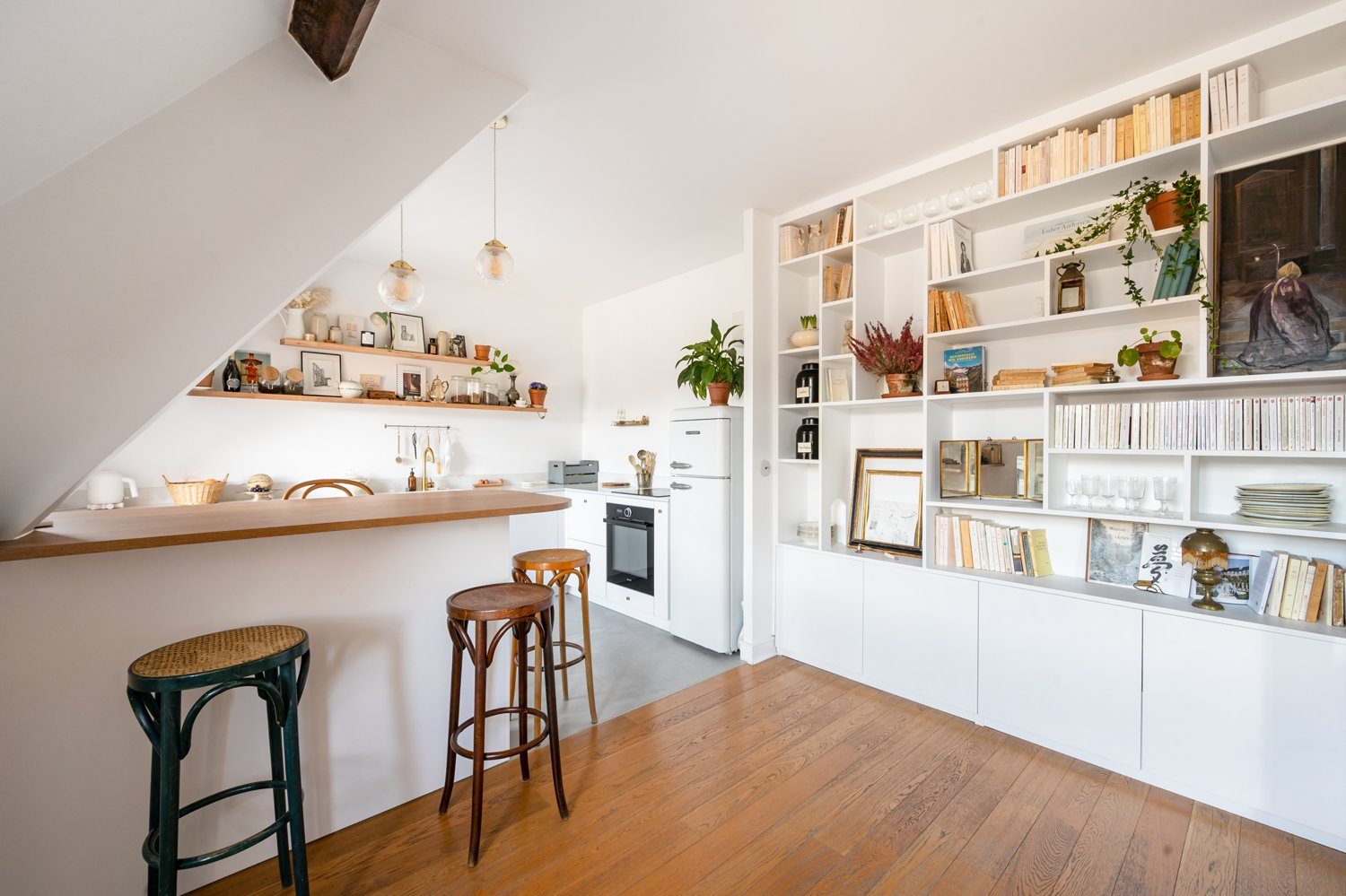Étagère et rangements ouverts dans une cuisine ouverte à Lyon