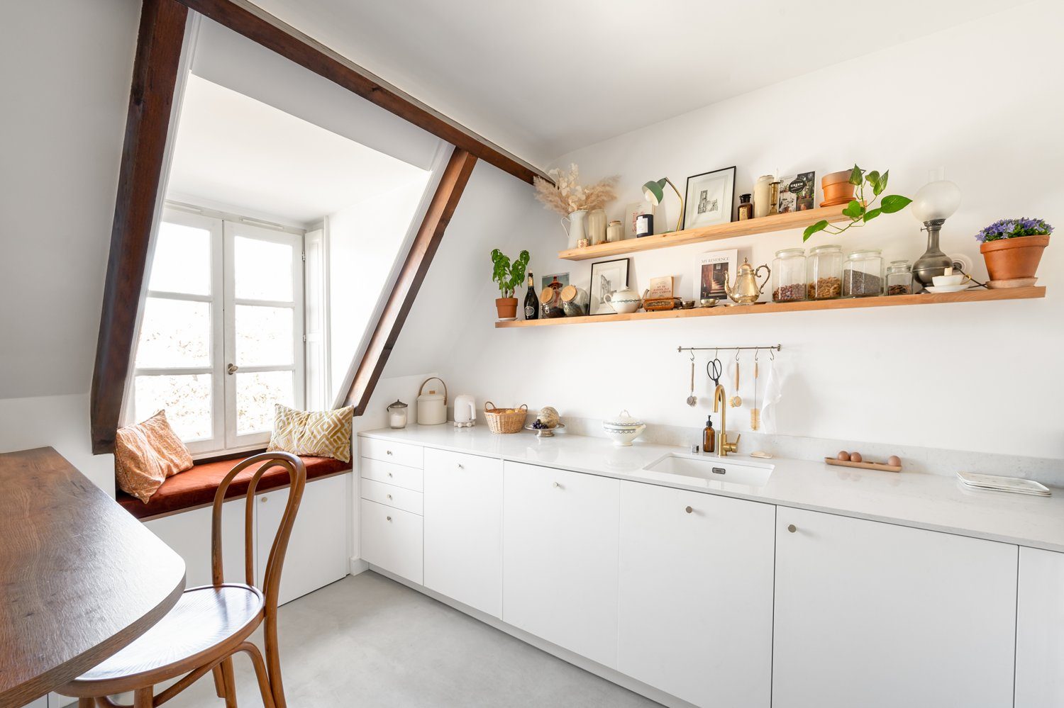 Étagères ouvertes et objets déco dans une cuisine à Lyon