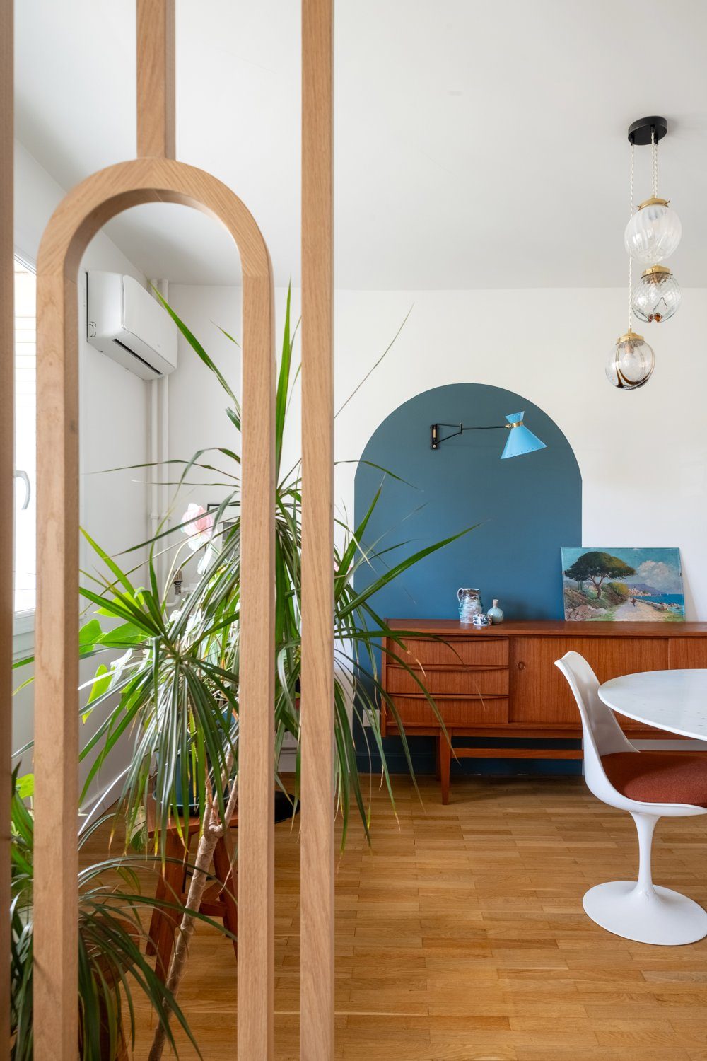 Grand miroir et plantes pour éclairer une pièce à Lyon