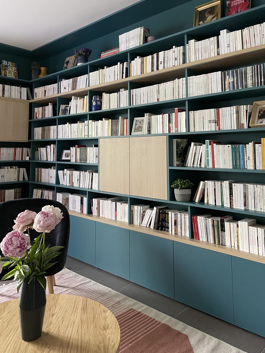 Bibliothèque colorée qui structure un salon à Lyon